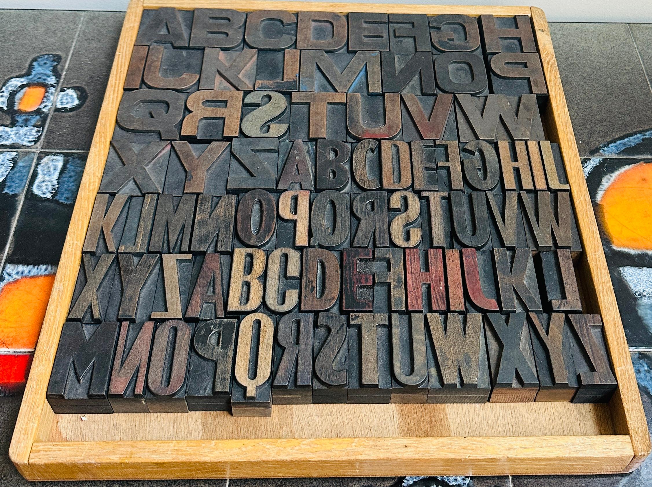 Vintage 1930s 3 Alphabet industrielle kommerzielle Holzbuchstaben Druckblöcke (Arts and Crafts) im Angebot