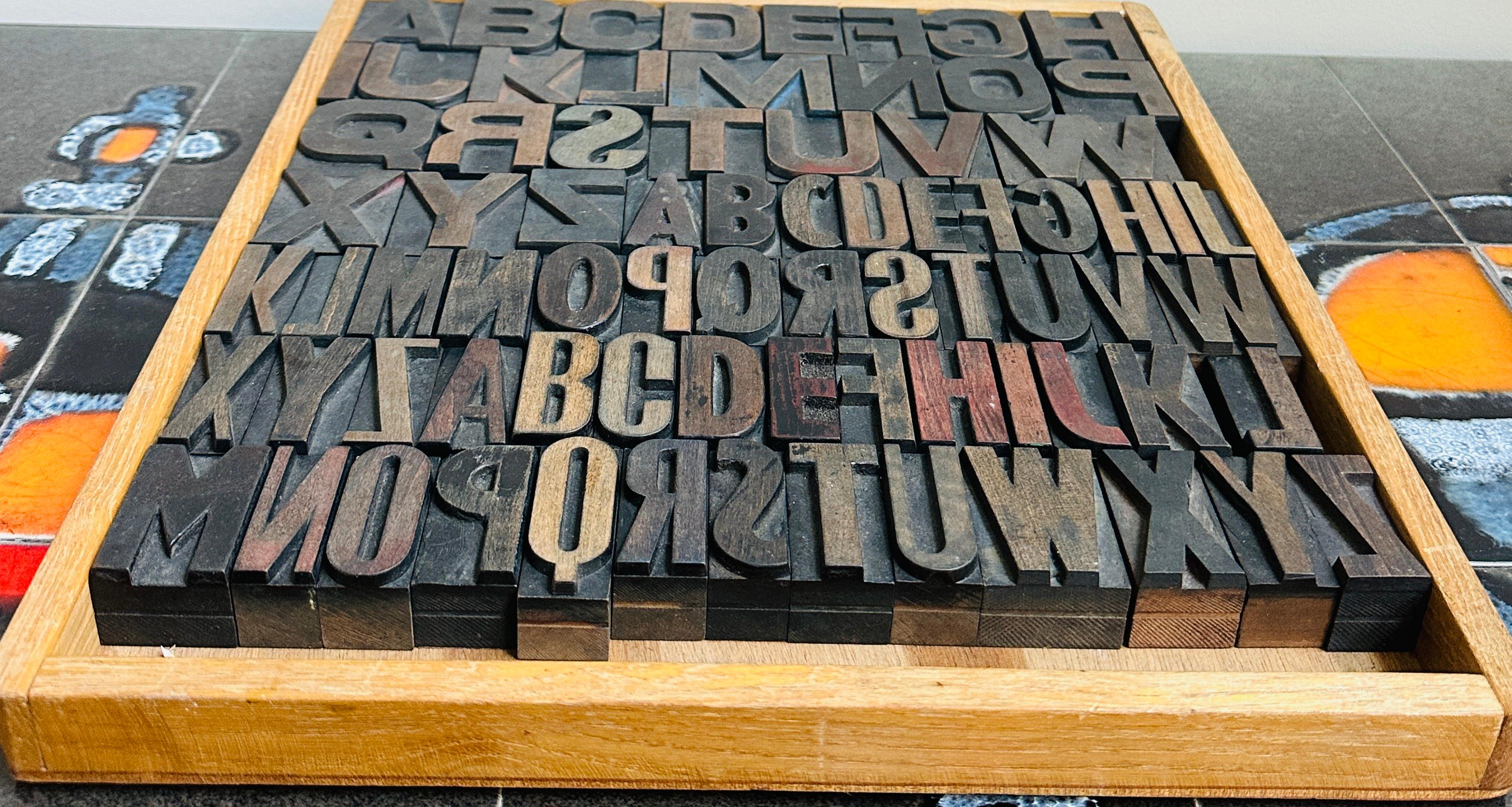 Vintage 1930s 3 Alphabet industrielle kommerzielle Holzbuchstaben Druckblöcke (Britisch) im Angebot
