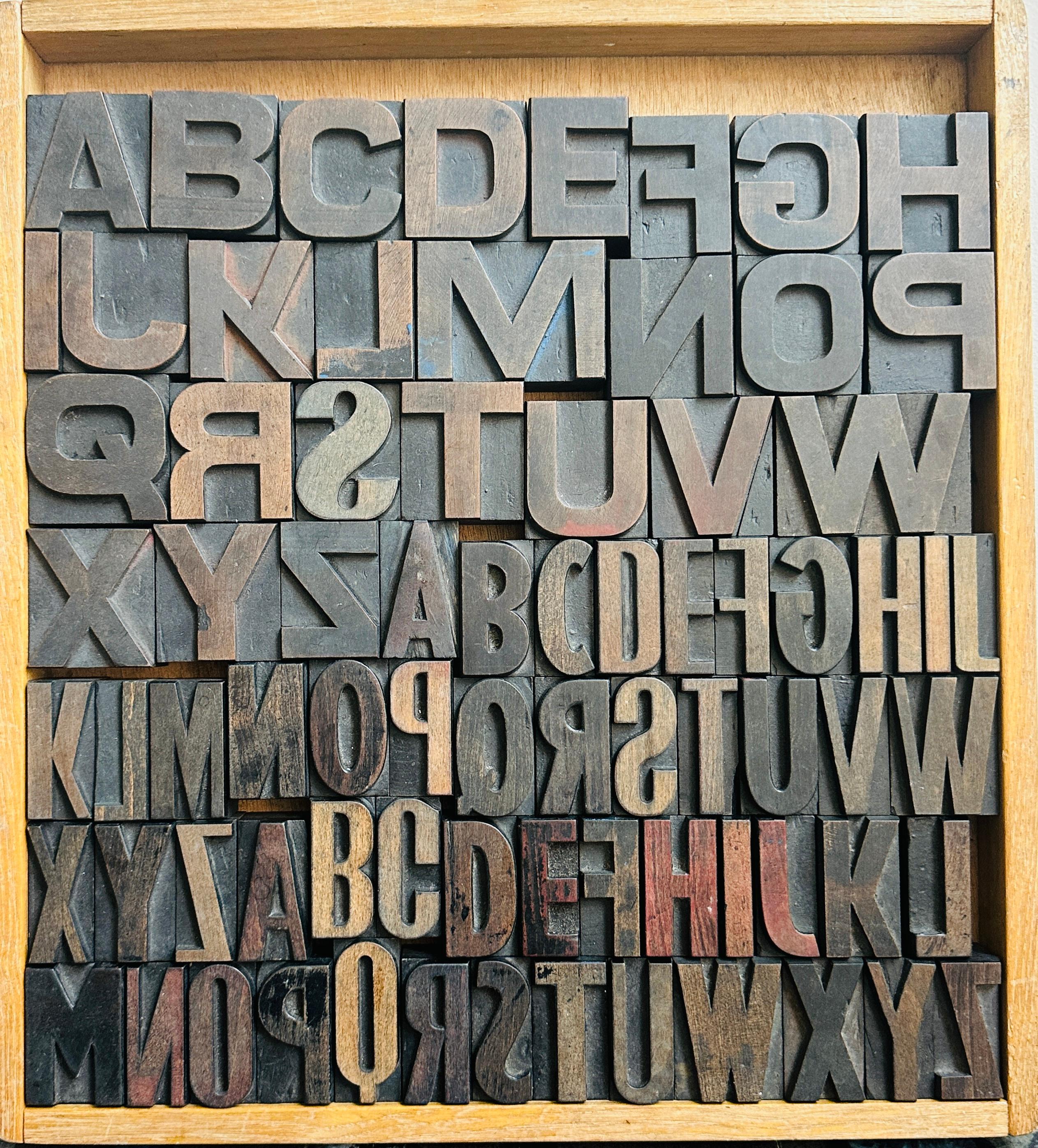 Vintage 1930s 3 Alphabet industrielle kommerzielle Holzbuchstaben Druckblöcke im Zustand „Gut“ im Angebot in London, GB