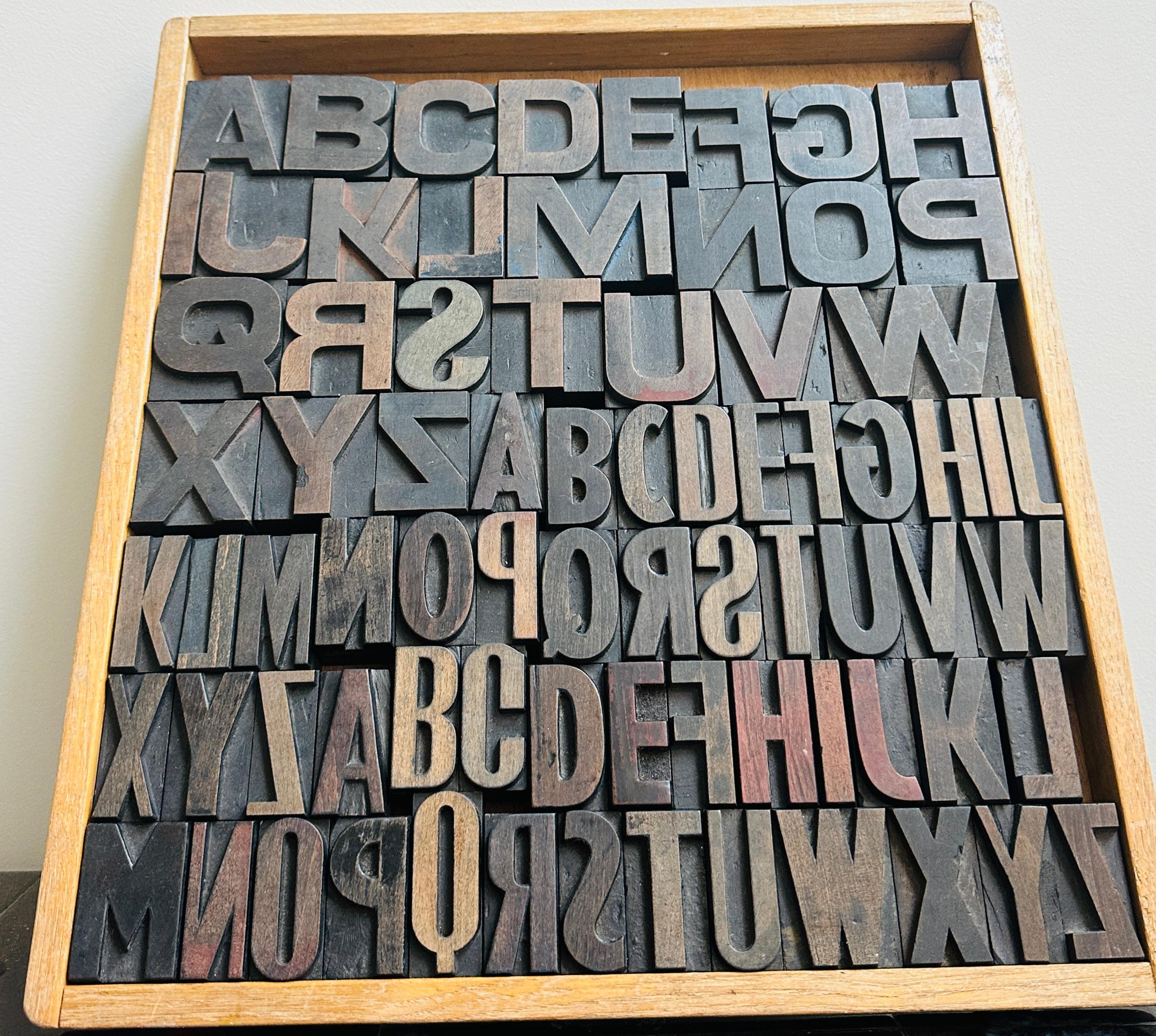 Vintage 1930s 3 Alphabet industrielle kommerzielle Holzbuchstaben Druckblöcke (Mitte des 20. Jahrhunderts) im Angebot