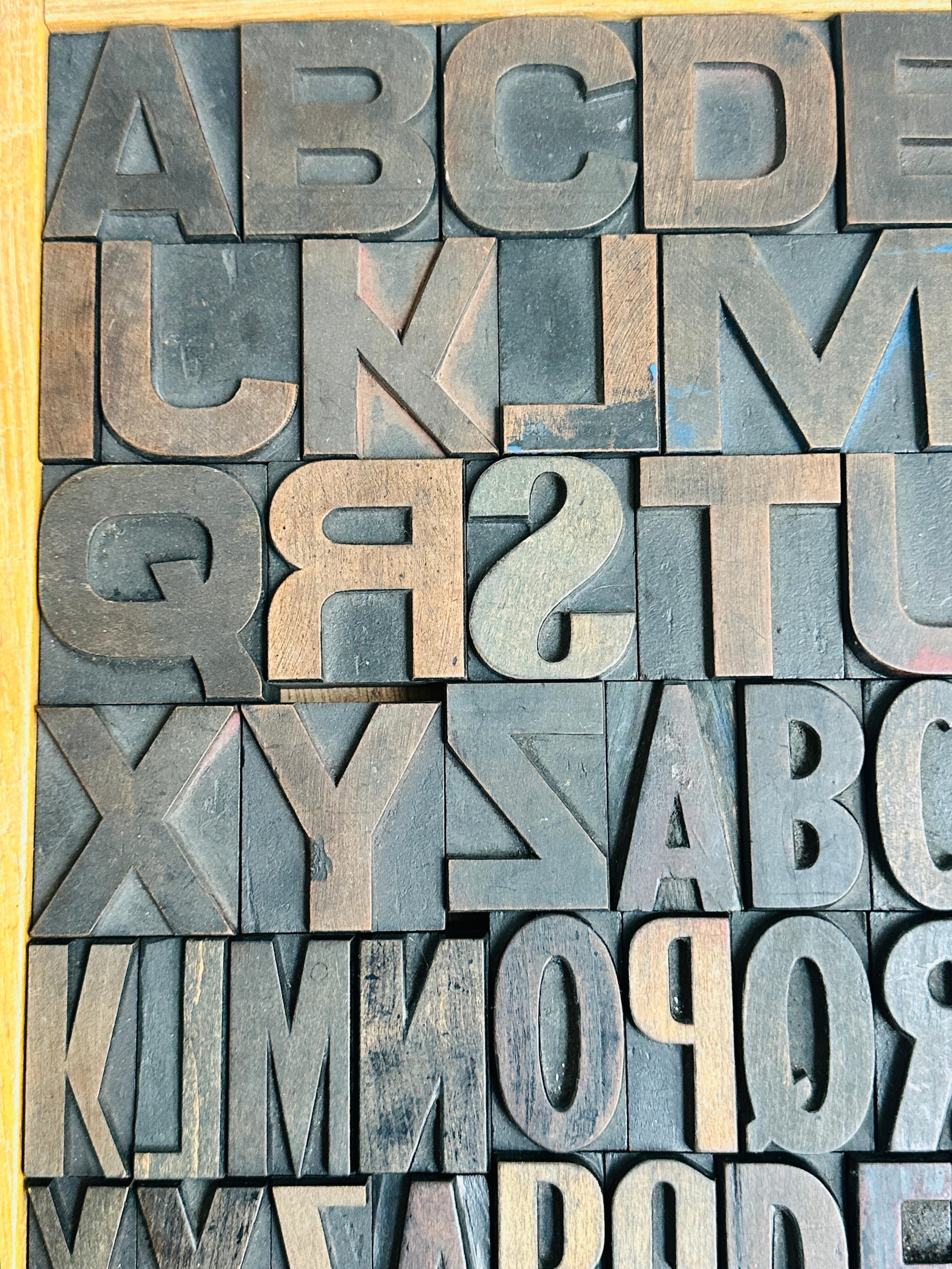 Vintage 1930s 3 Alphabet industrielle kommerzielle Holzbuchstaben Druckblöcke im Angebot 1