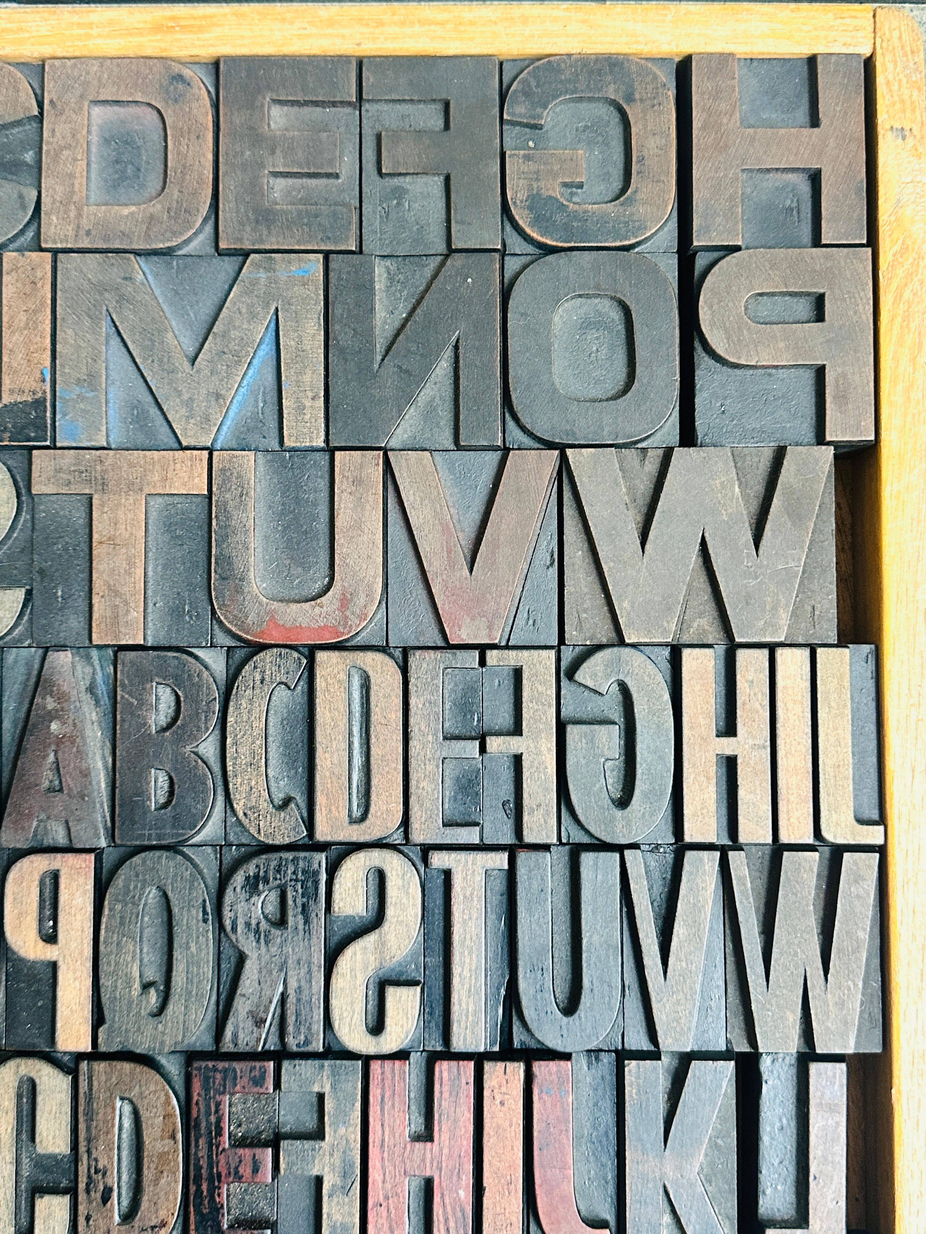 Vintage 1930s 3 Alphabet industrielle kommerzielle Holzbuchstaben Druckblöcke im Angebot 2