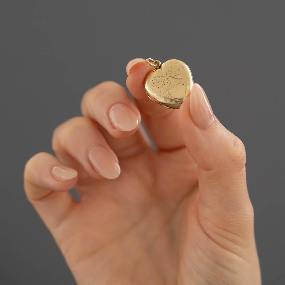 Vintage 1930s 9ct Gold Heart Locket Necklace In Good Condition For Sale In London, GB