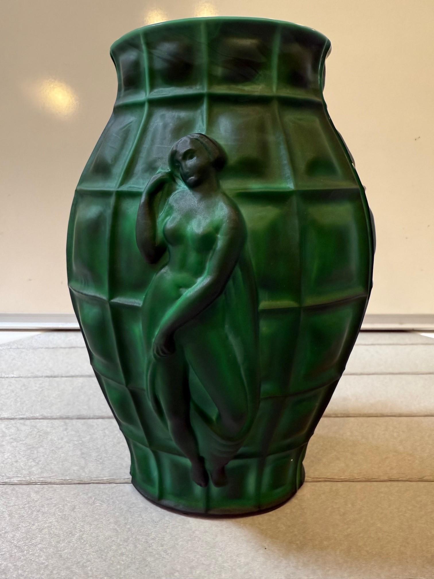 Mid Century Vintage Años 30 Art Decó Desna Ingrid Schlevogt Jarrón checo de cristal de malaquita con figura de mujer diseñado por Frantisek Pazourek. 
Es un impresionante jarrón de cristal de malaquita satinado de alta calidad con un elegante diseño