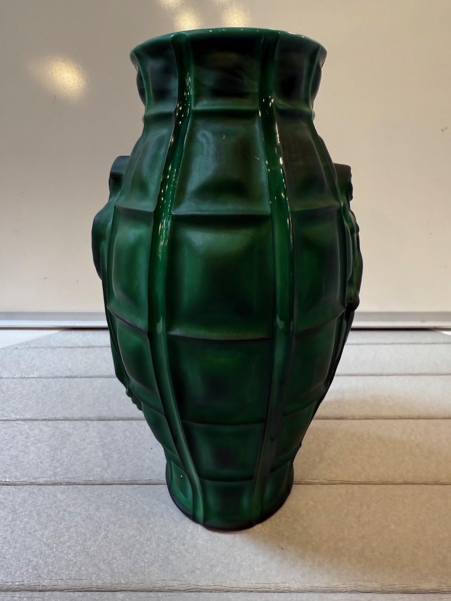 Vintage 1930 Art Decó Desna Checa Bohemia Malaquita Vidrio, Jarrón Figural Damas Checo en venta