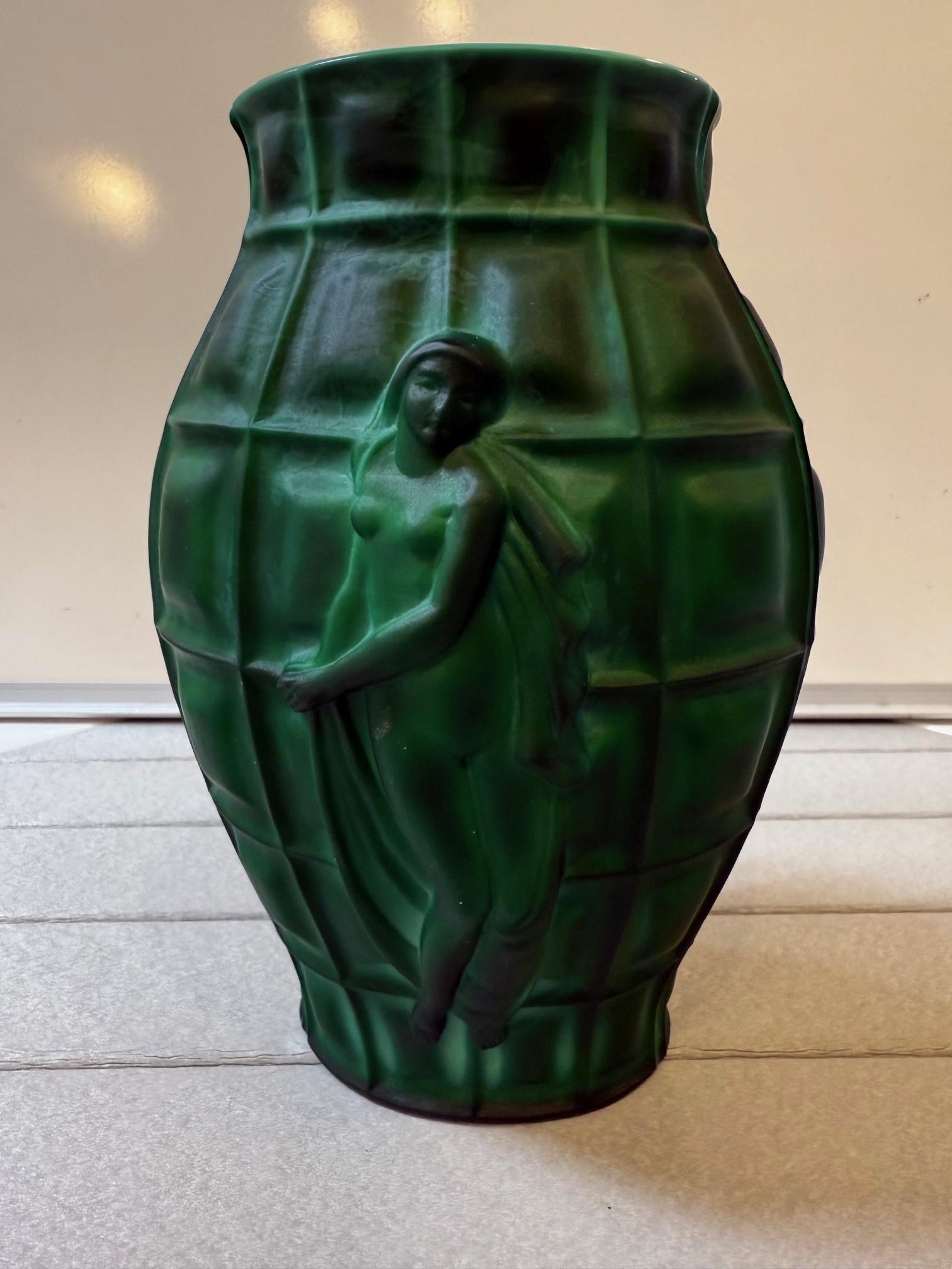 Vintage 1930 Art Decó Desna Checa Bohemia Malaquita Vidrio, Jarrón Figural Damas en Bueno estado para la venta en Stamford, CT