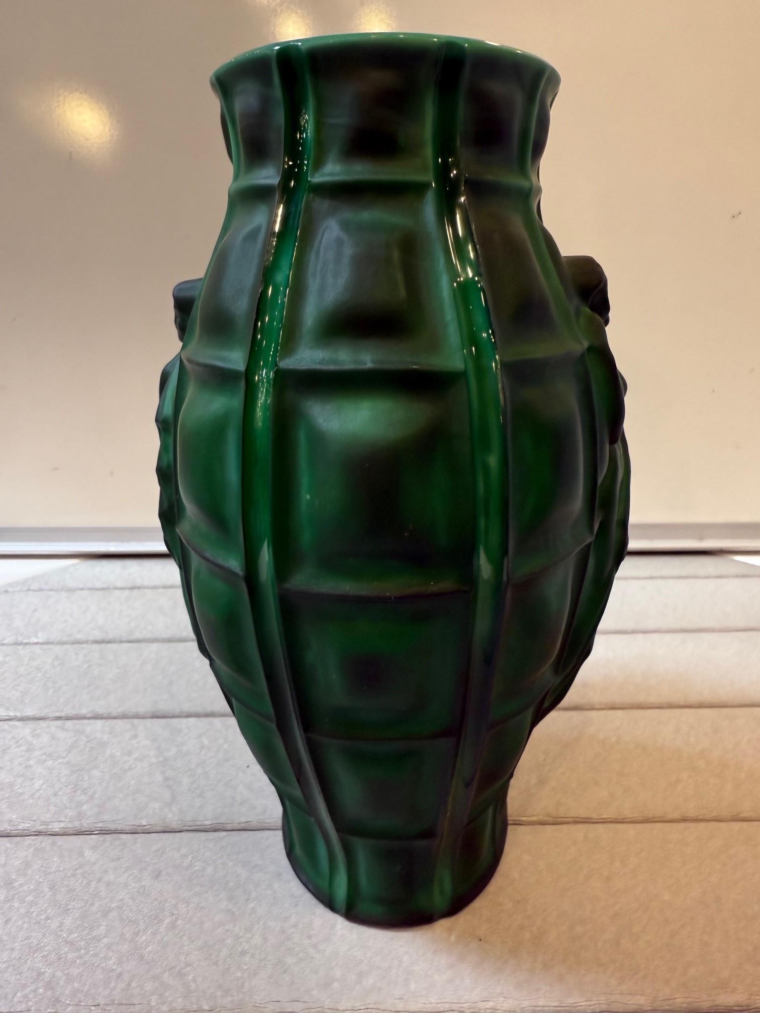 Vintage 1930 Art Decó Desna Checa Bohemia Malaquita Vidrio, Jarrón Figural Damas siglo XX en venta