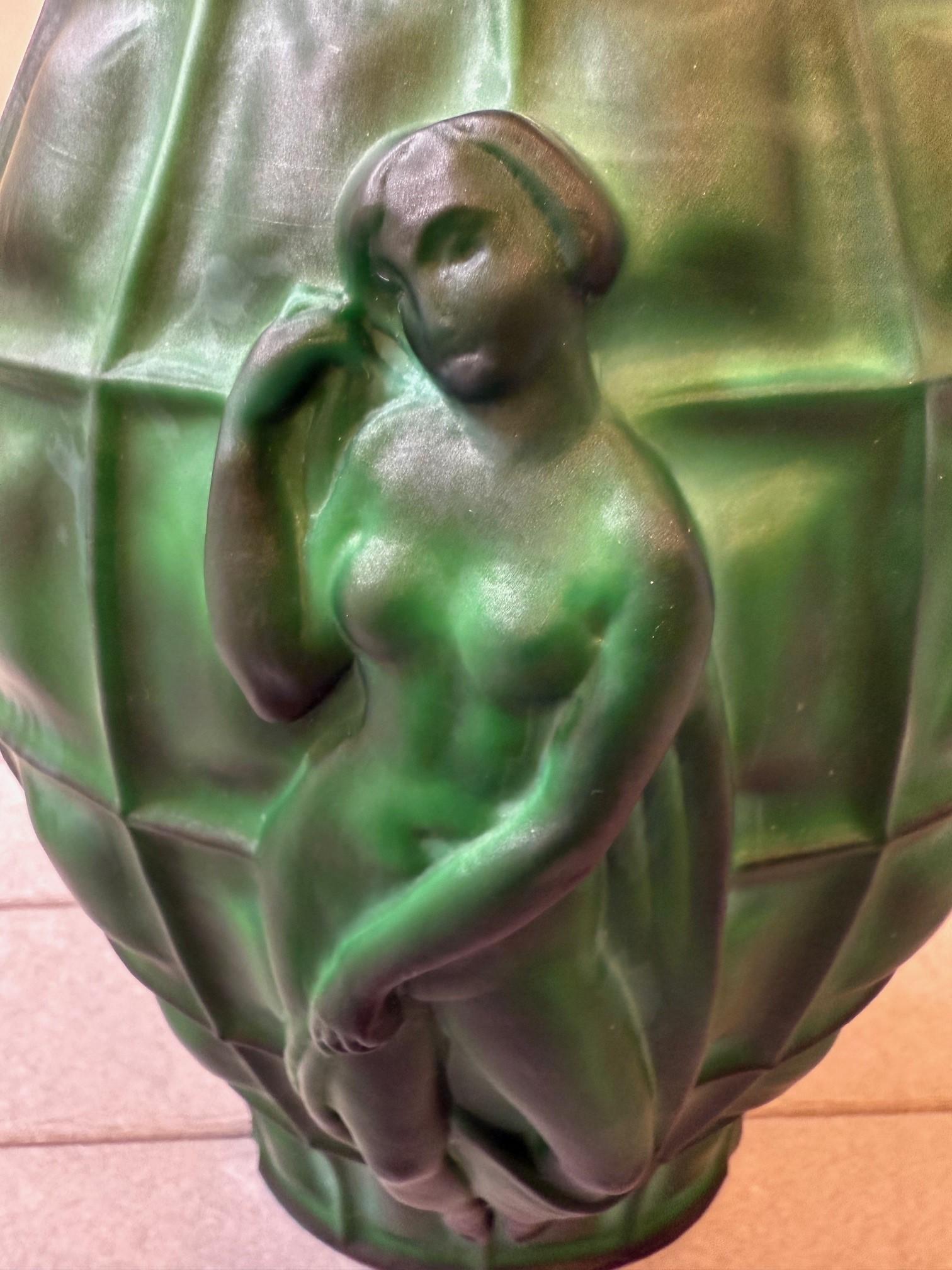 Vintage 1930 Art Decó Desna Checa Bohemia Malaquita Vidrio, Jarrón Figural Damas en venta 1