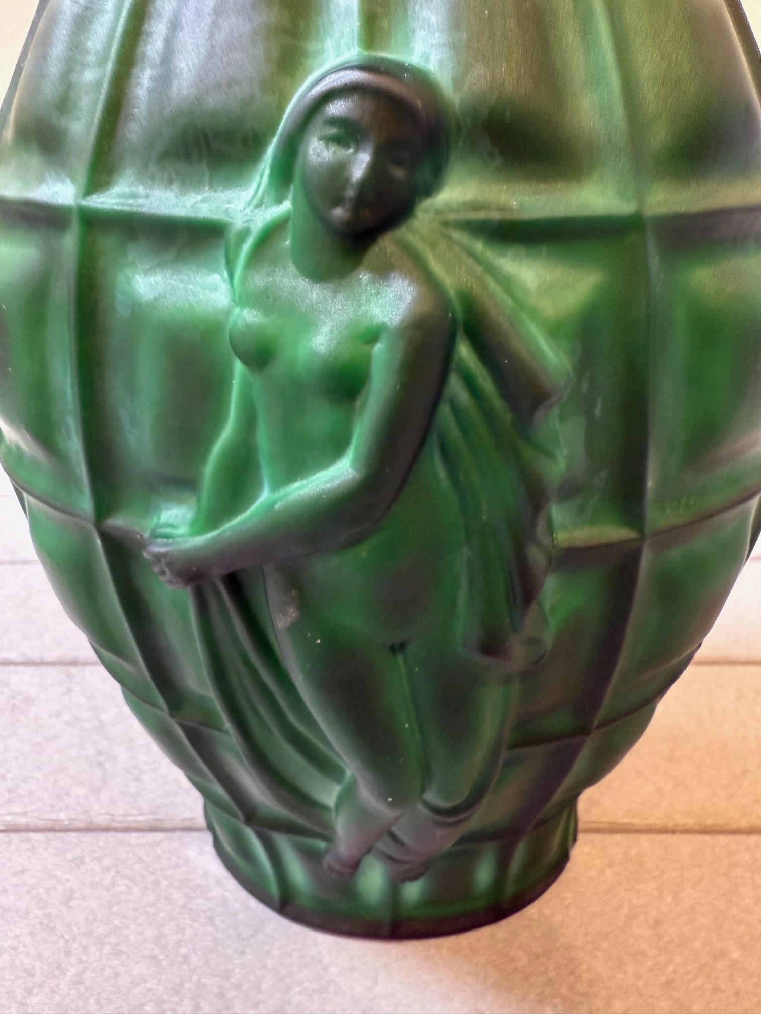 Vintage 1930 Art Decó Desna Checa Bohemia Malaquita Vidrio, Jarrón Figural Damas en venta 3