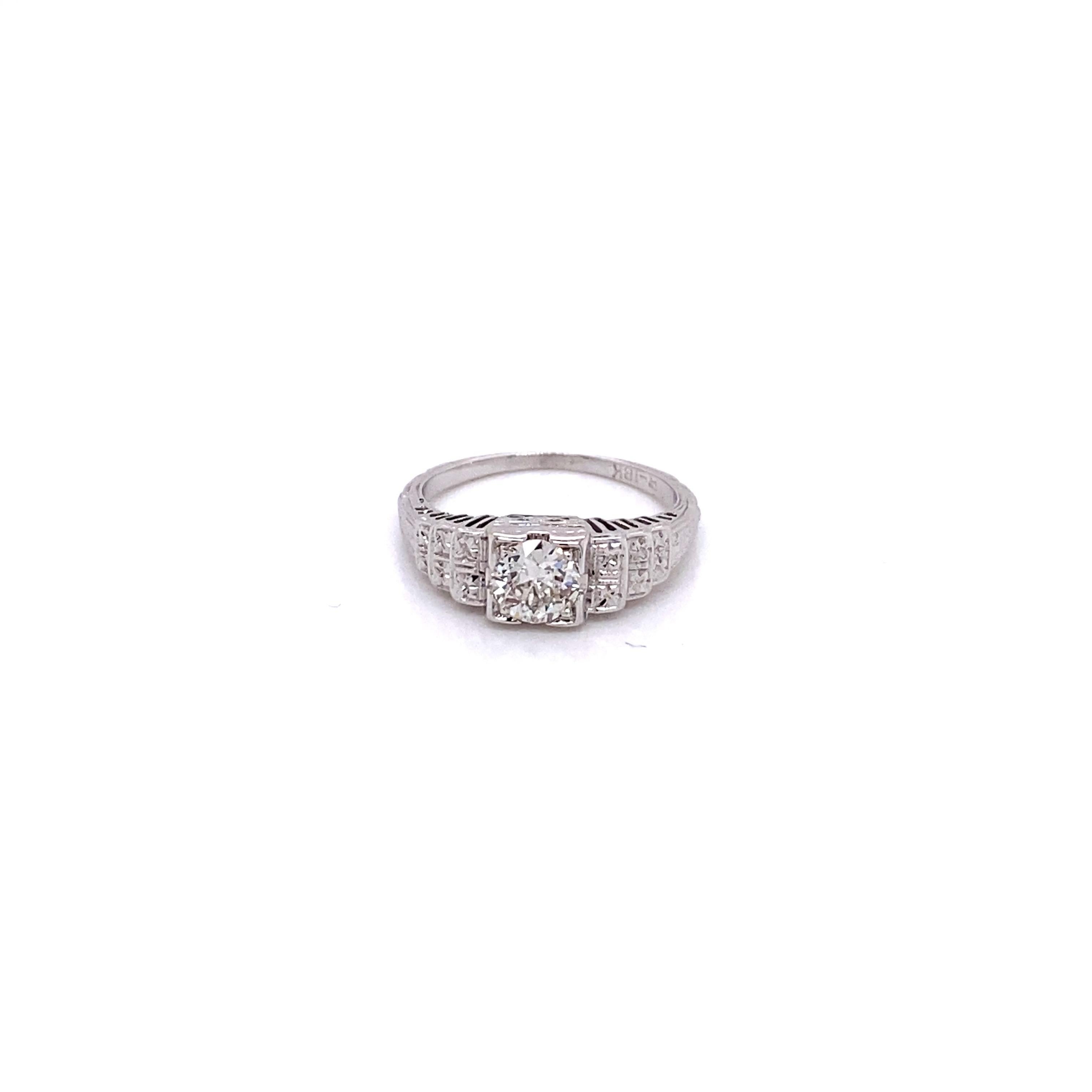 Vintage 1930's Art Deco European Cut .50ct Diamond Engagement Ring - Die European Cut Diamant ist I Farbe und VS1 Klarheit. Der Diamant hat altersbedingt ein paar kleine Kerben am Rand, die für das Auge nicht sichtbar sind. Die Fassung besteht aus 4