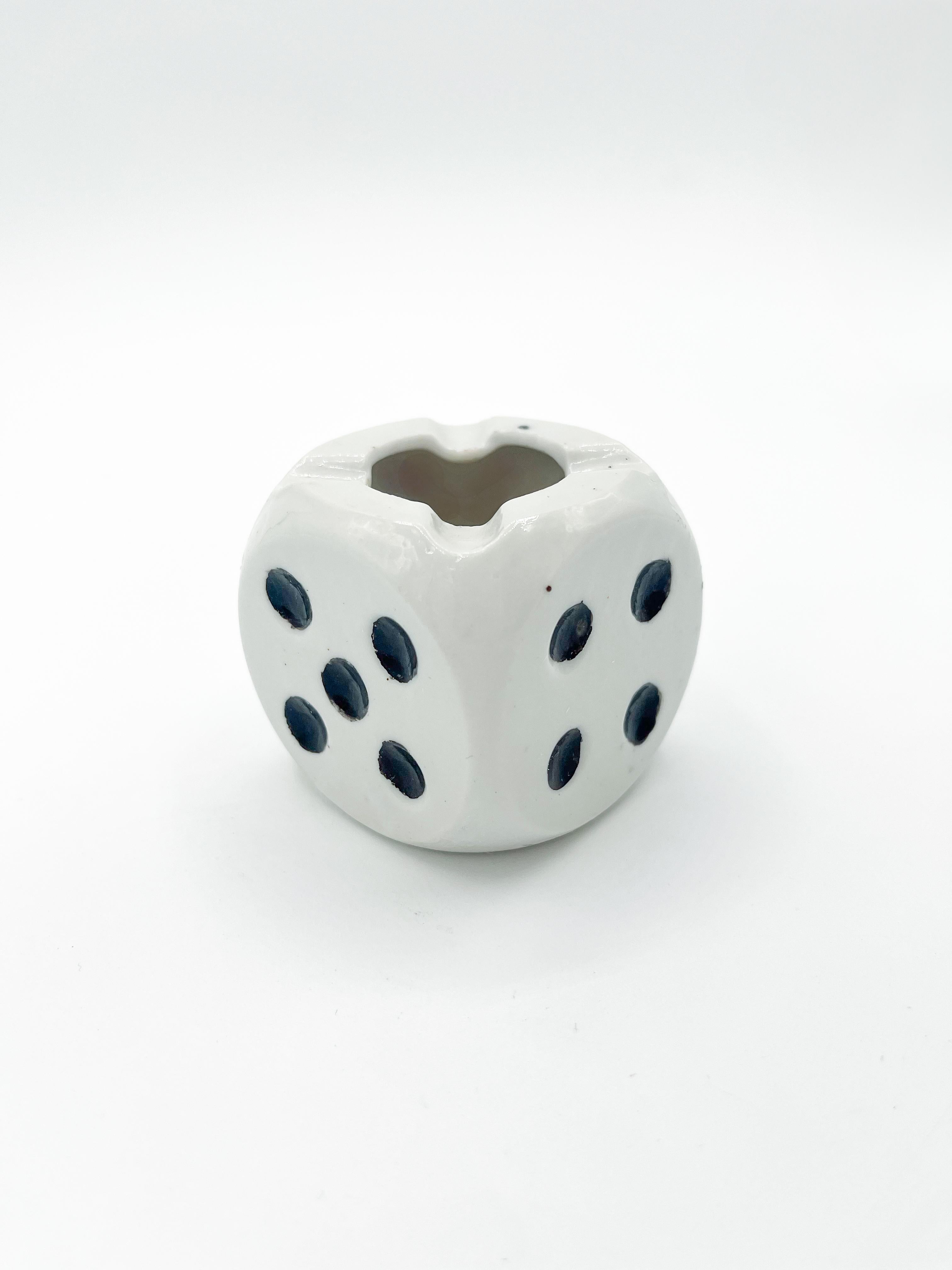 Art Déco Vintage 1930 Art Deco Figural Porcelain Dice Desk Ashtray Japan Black and White in vendita
