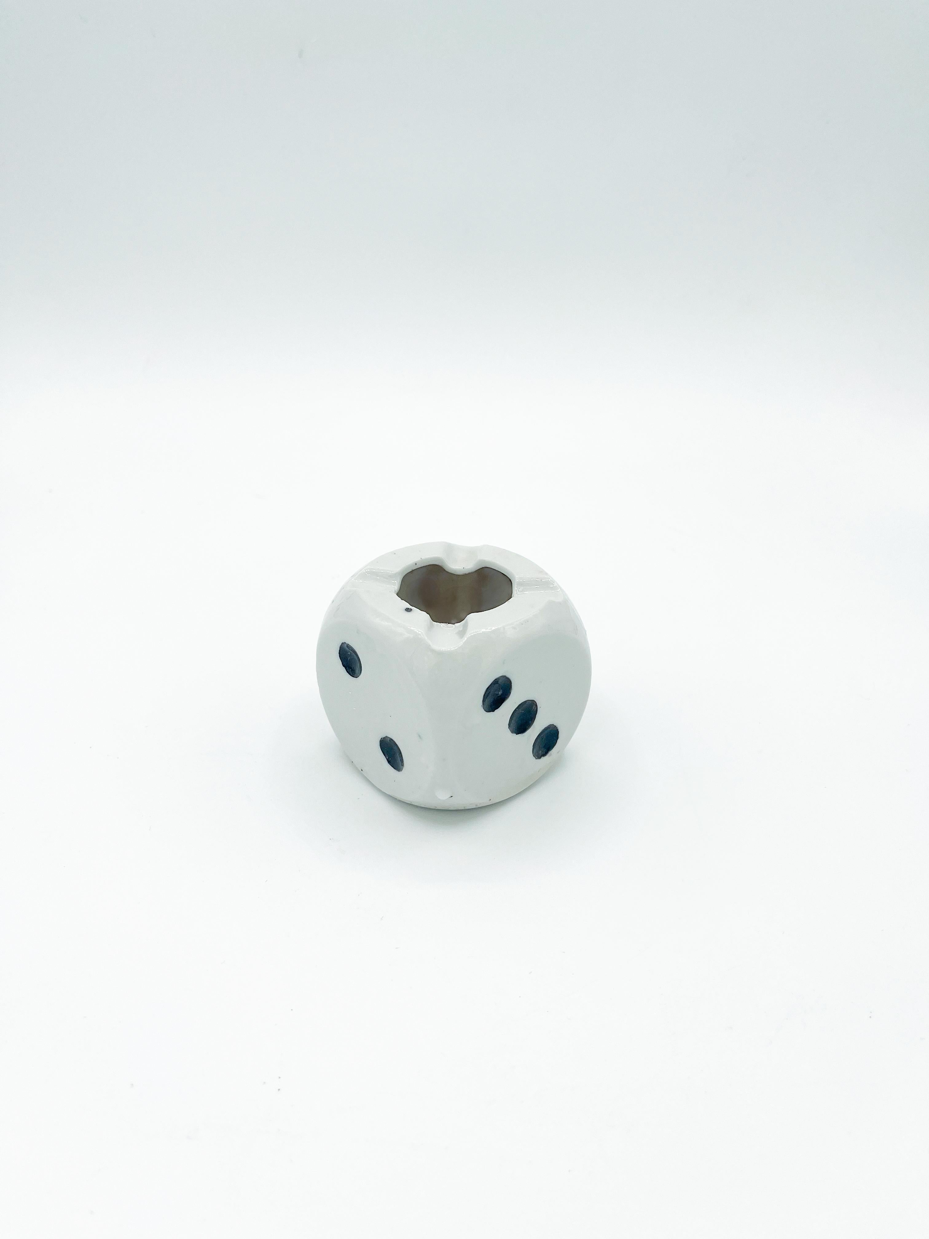 Vintage 1930 Art Deco Figural Porcelain Dice Desk Ashtray Japan Black and White in vendita 1