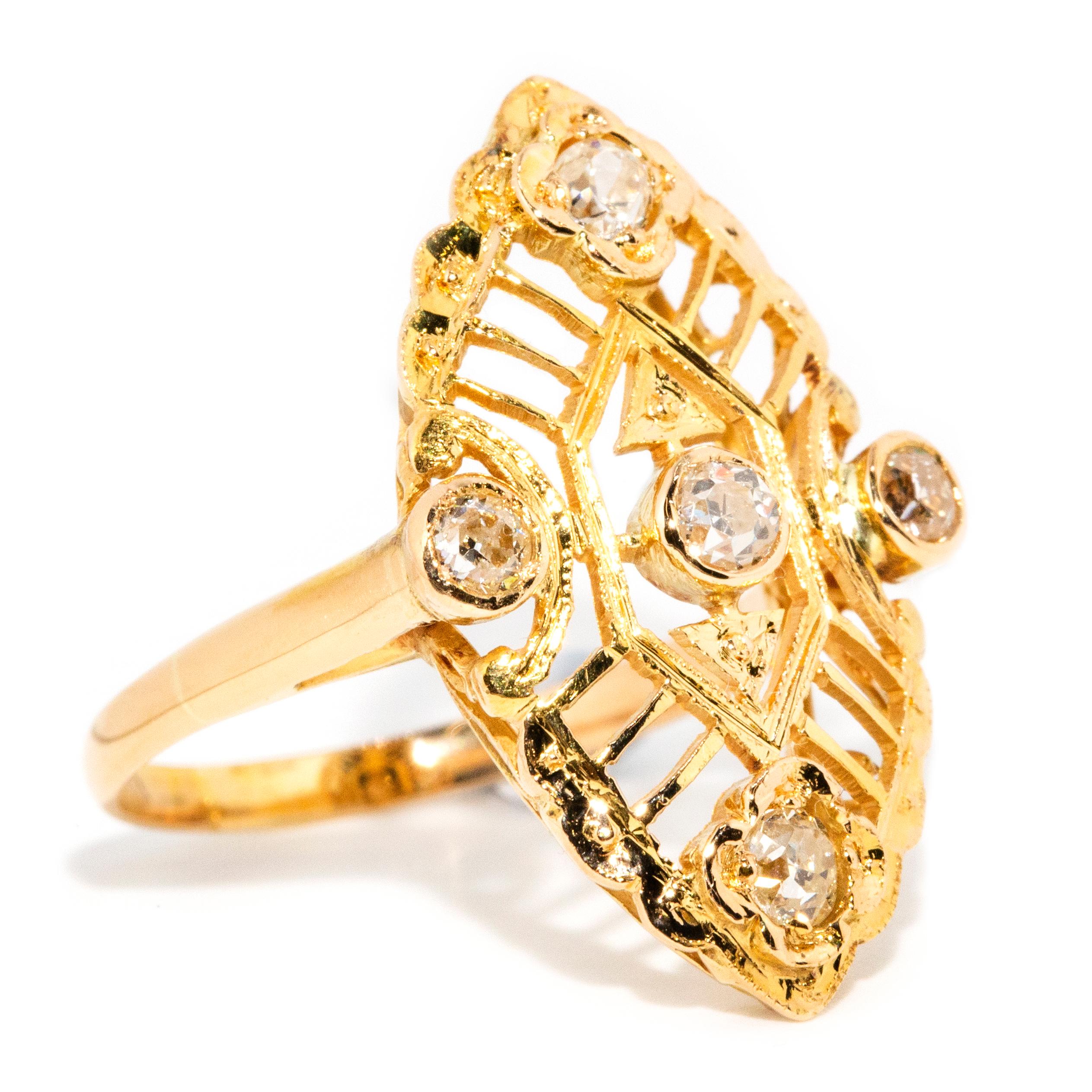 Taille ronde Bague marquise vintage en or 18 carats à motif ouvert avec diamants d'inspiration Art déco, années 1930 en vente