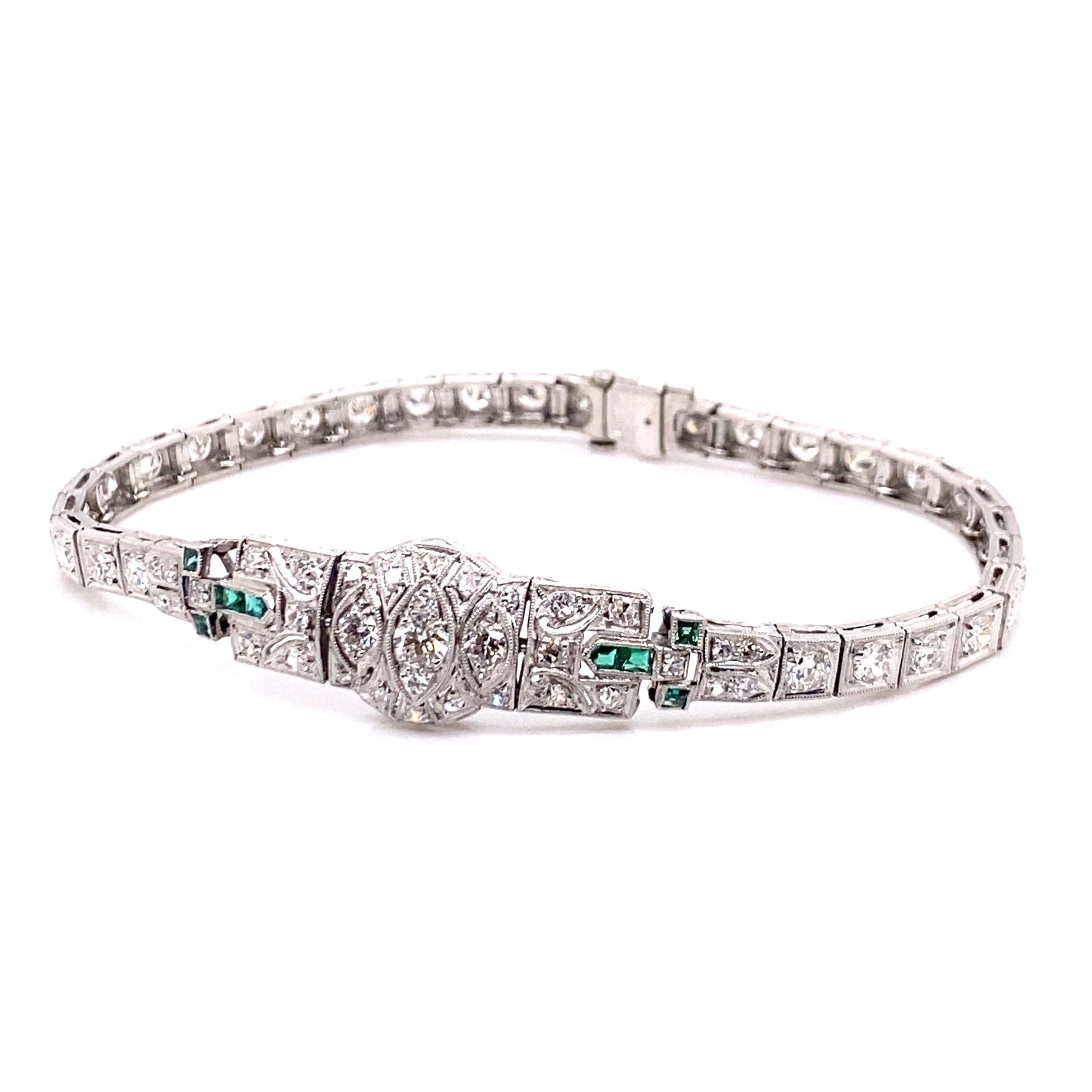 Vintage 1930's Art Deco Armband aus Platin mit Diamanten und Smaragden - Das Armband enthält 33 Diamanten im europäischen Schliff mit einem Gewicht von ca. 2,50ct und weitere 32 Diamanten im Einzelschliff mit einem Gewicht von ca. .50ct. Die