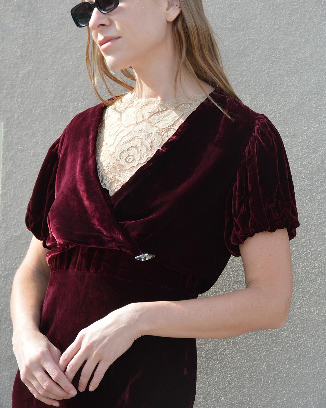 Vintage 1930s Bias-Cut Velvet and Lace Dress with Bolero For Sale 11