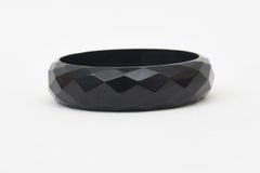 Bracciale rigido vintage in bachelite nera degli anni '30 con motivo sfaccettato