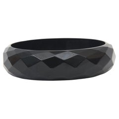 Bracciale rigido vintage in bachelite nera degli anni '30 con motivo sfaccettato