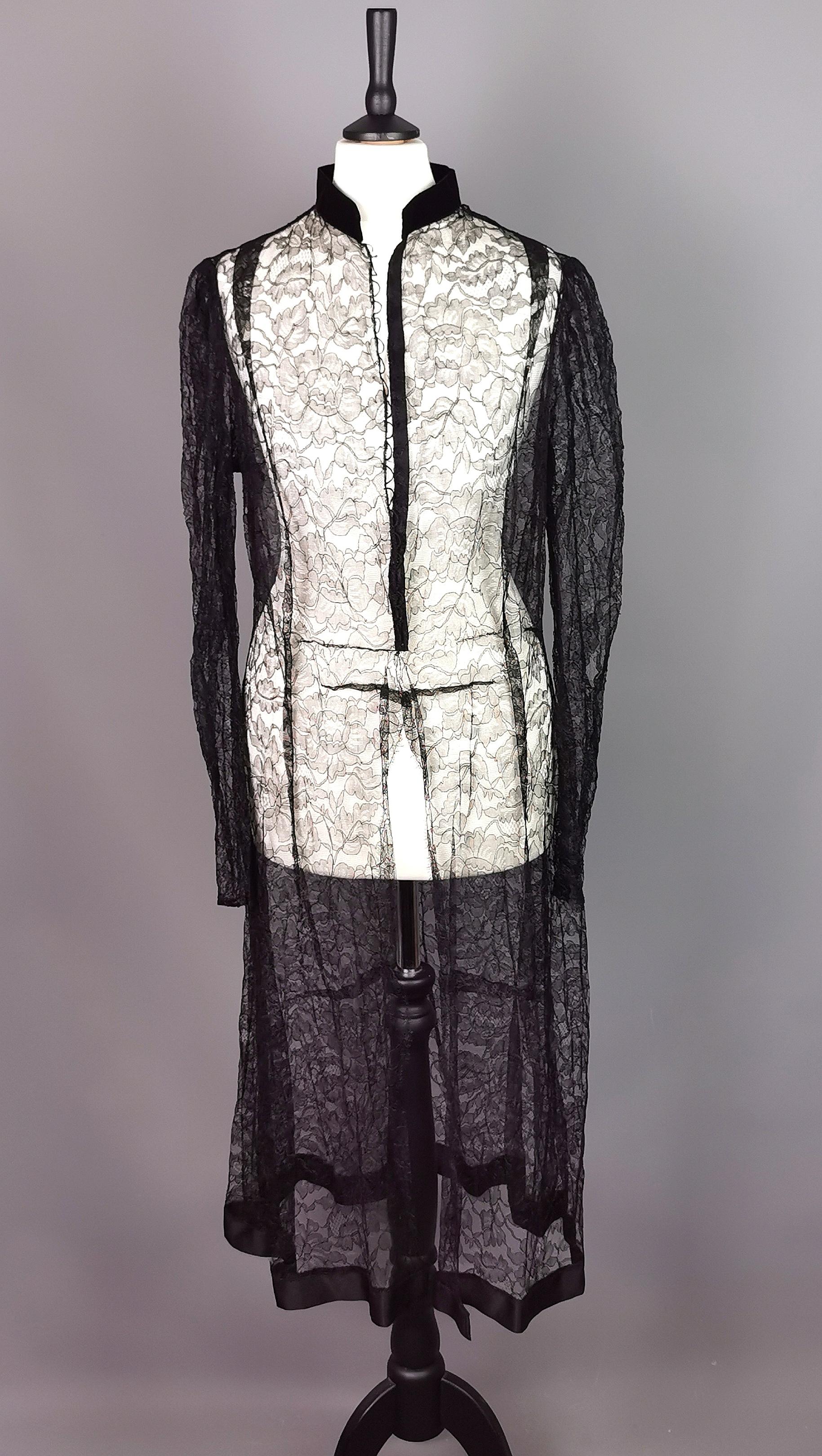 Eine wunderschöne und ungewöhnliche Vintage 1930's Black Lace Jacke.

Langärmelige Jacke aus zarter schwarzer Chantilly-Spitze mit einem mit Samt gefütterten Mandarinenkragen und einem mit Satin besetzten Saum.

Es hat einen leicht gewellten Saum
