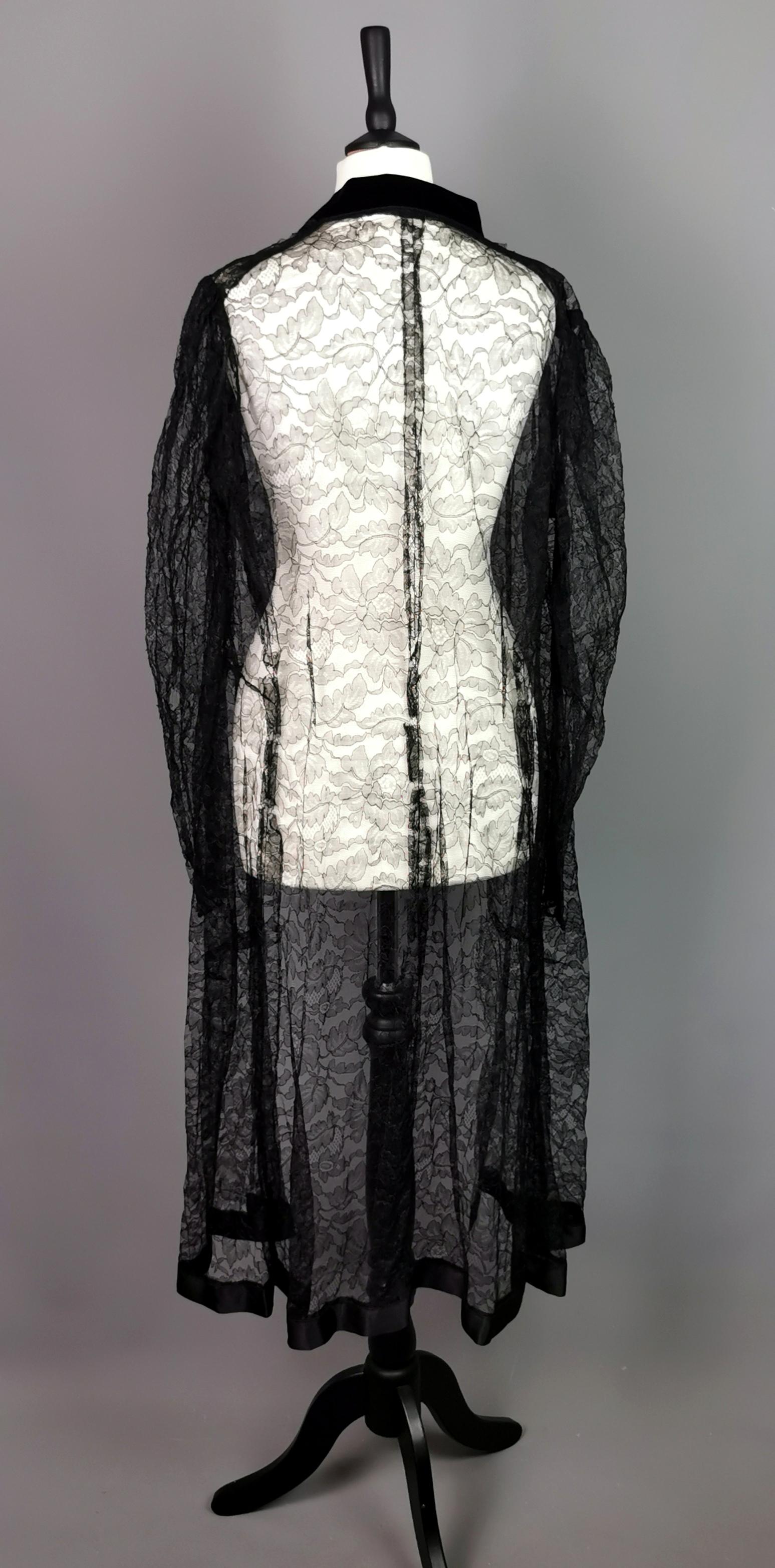 Vintage 1930s Black Chantilly lace jacket, evening coat  In Fair Condition For Sale In NEWARK, GB