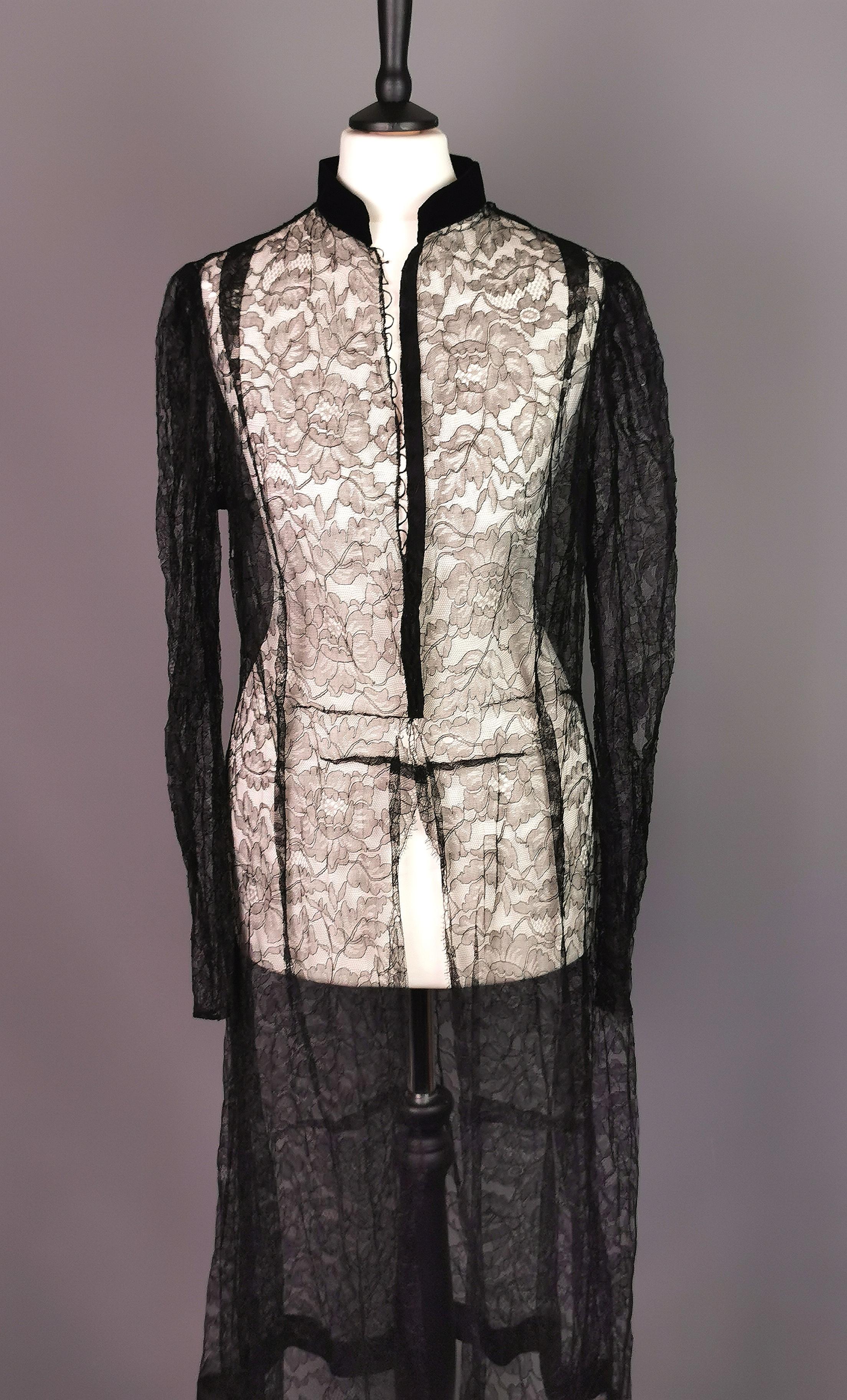 Vintage 1930s Black Chantilly lace jacket, evening coat  For Sale 4