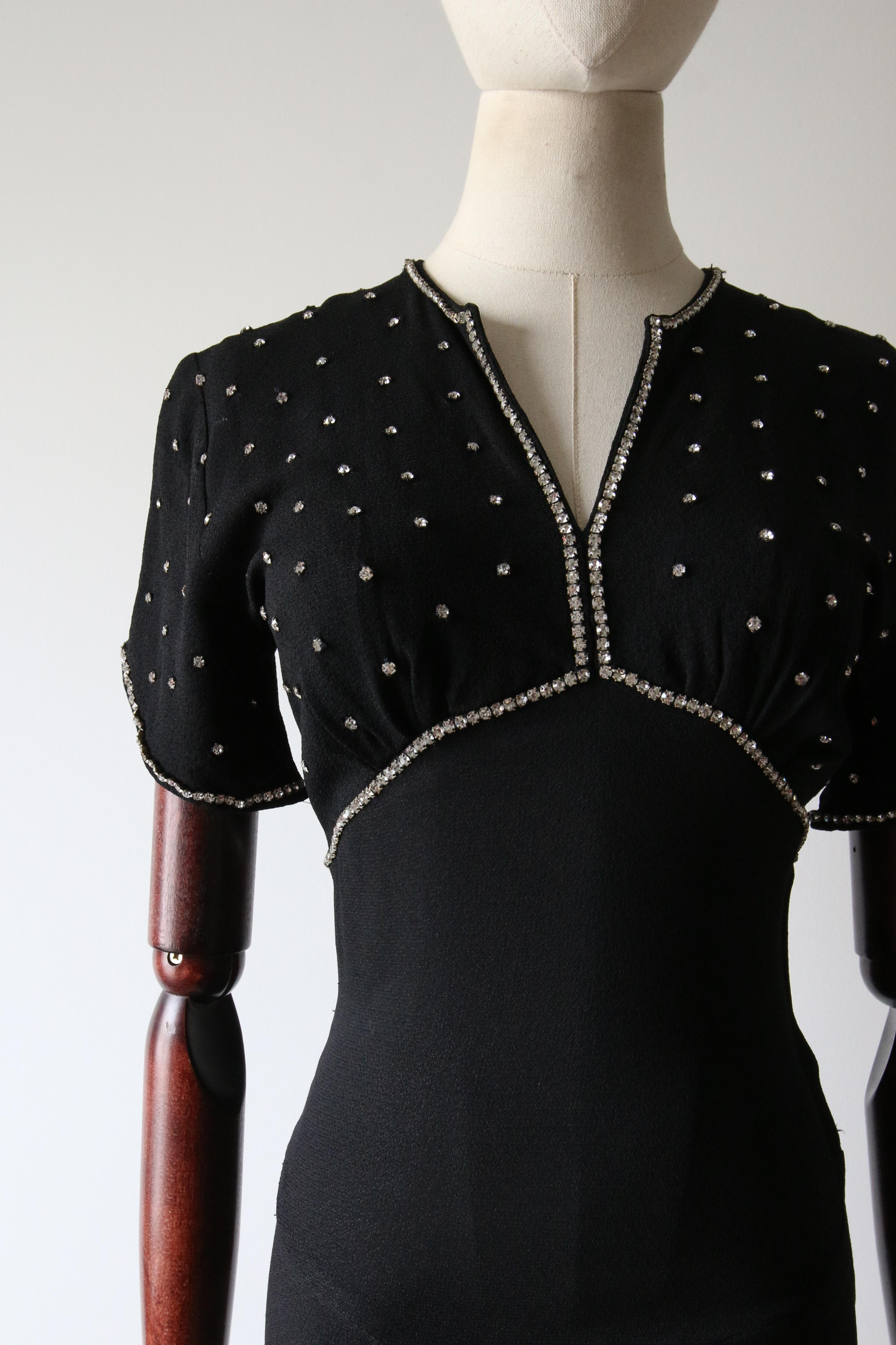 Robe vintage des années 1930 en crêpe de soie noire à encolure ornée de strass Art déco GB 6 US 2 Pour femmes en vente