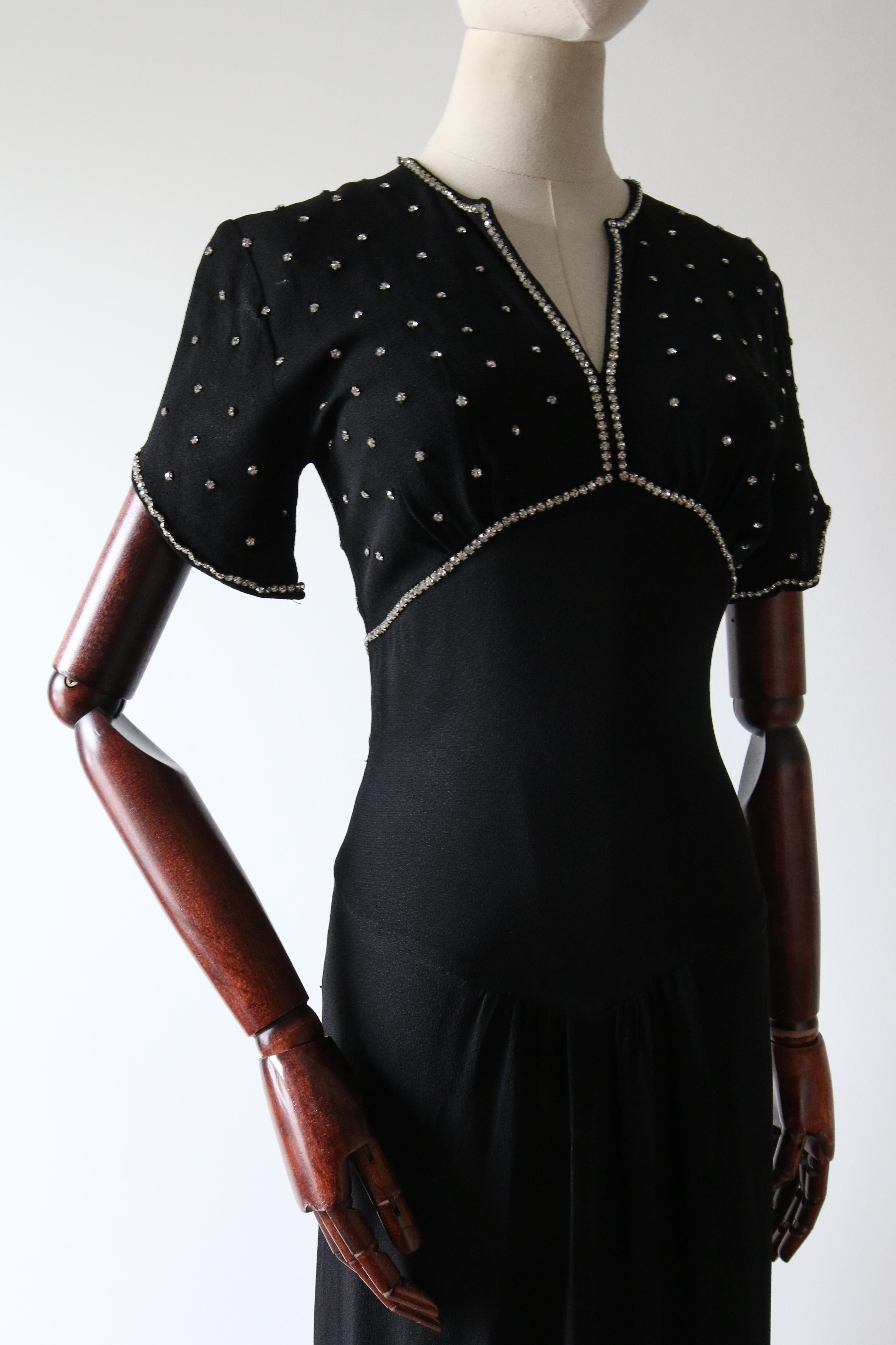 Robe vintage des années 1930 en crêpe de soie noire à encolure ornée de strass Art déco GB 6 US 2 en vente 2