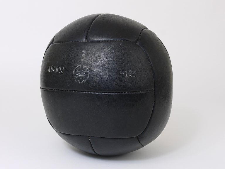 Vintage 1930s Black Leather Medicine Ball from a Gym, Czech Republic, 1930s In Good Condition For Sale In Vienna, AT