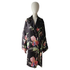 Bata vintage años 30 de seda negra con estampado floral de iris Lencería años 40