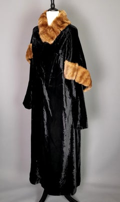 Vintage 1930's Black silk velvet opera cape, caped sleeve, Mink fur trim