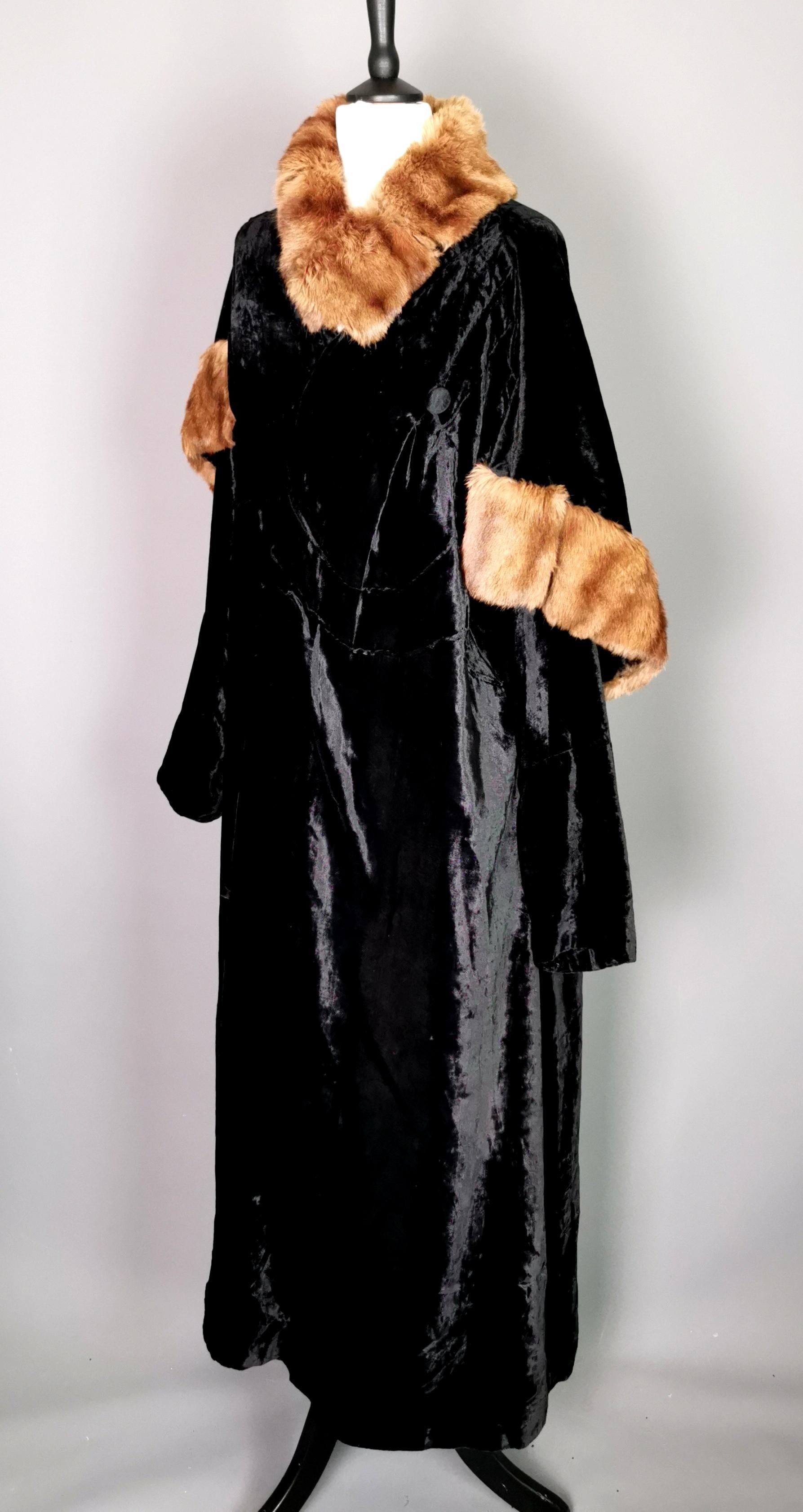 Vintage 1930's Black silk velvet opera cape, caped sleeve, Mink fur trim  In Fair Condition In NEWARK, GB