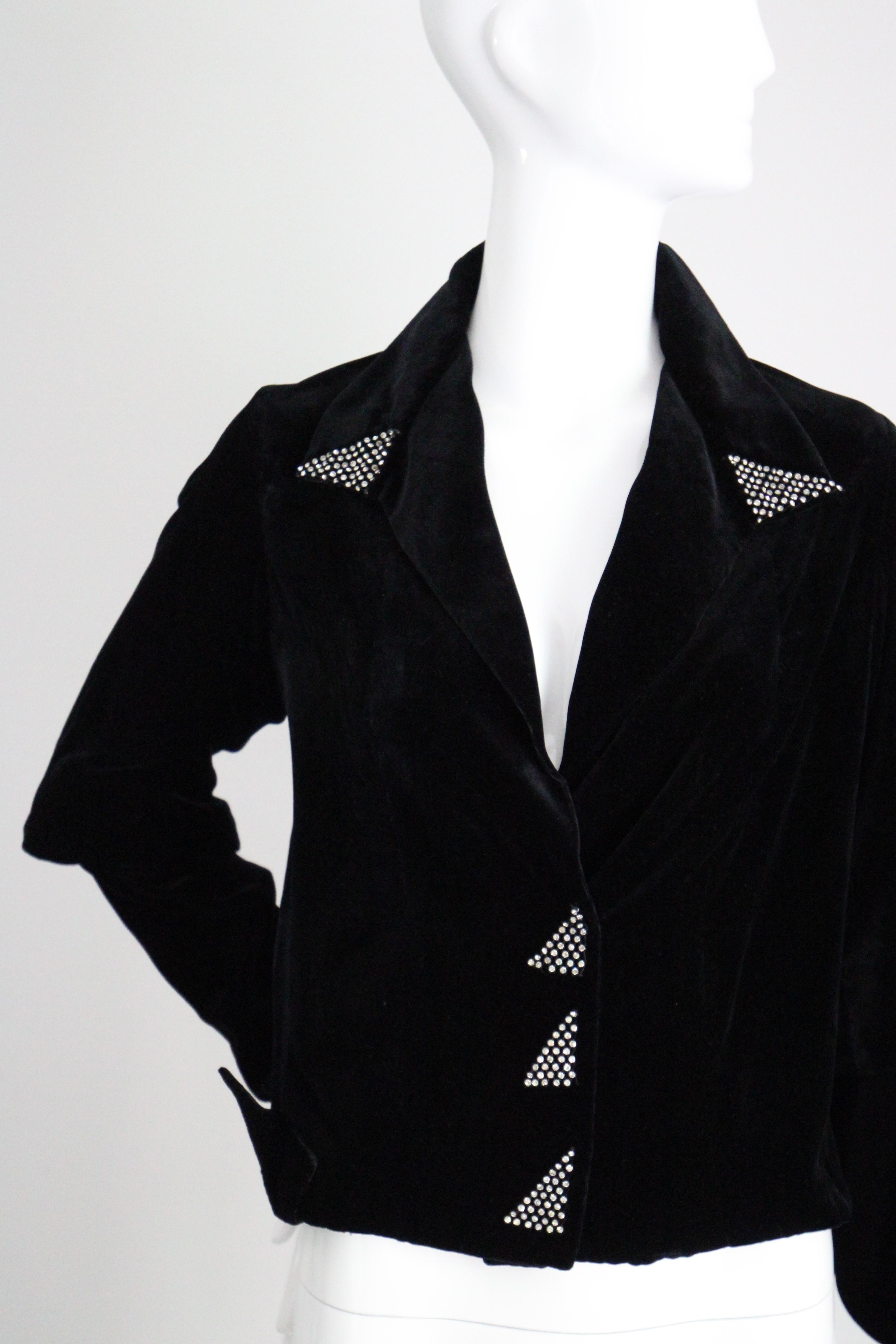 Noir Vintage 1930's black velvet jacket vintage rhinestone jacket UK 10-12 US 6-8 en vente