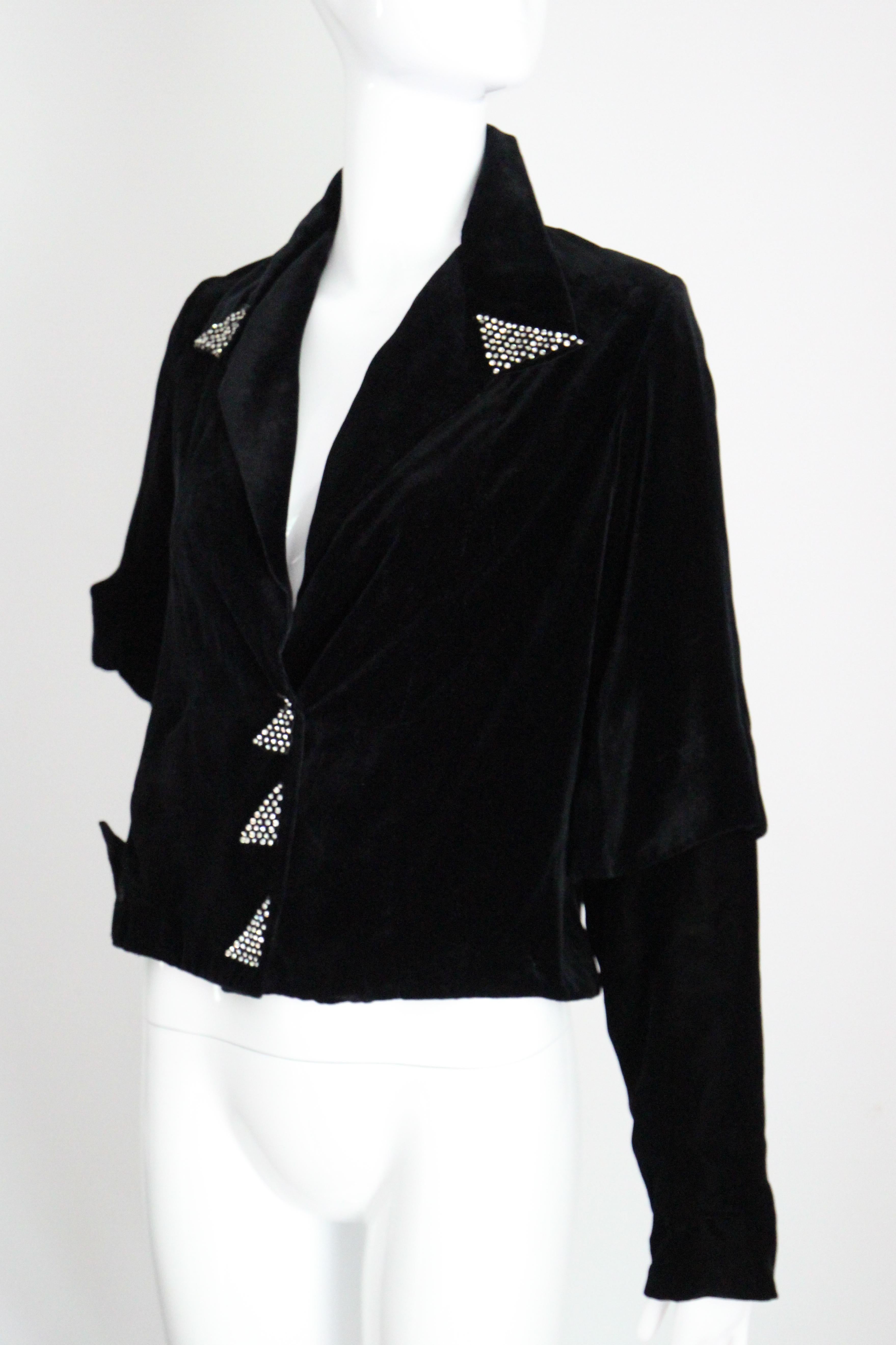 Vintage 1930's black velvet jacket vintage rhinestone jacket UK 10-12 US 6-8 en vente 2