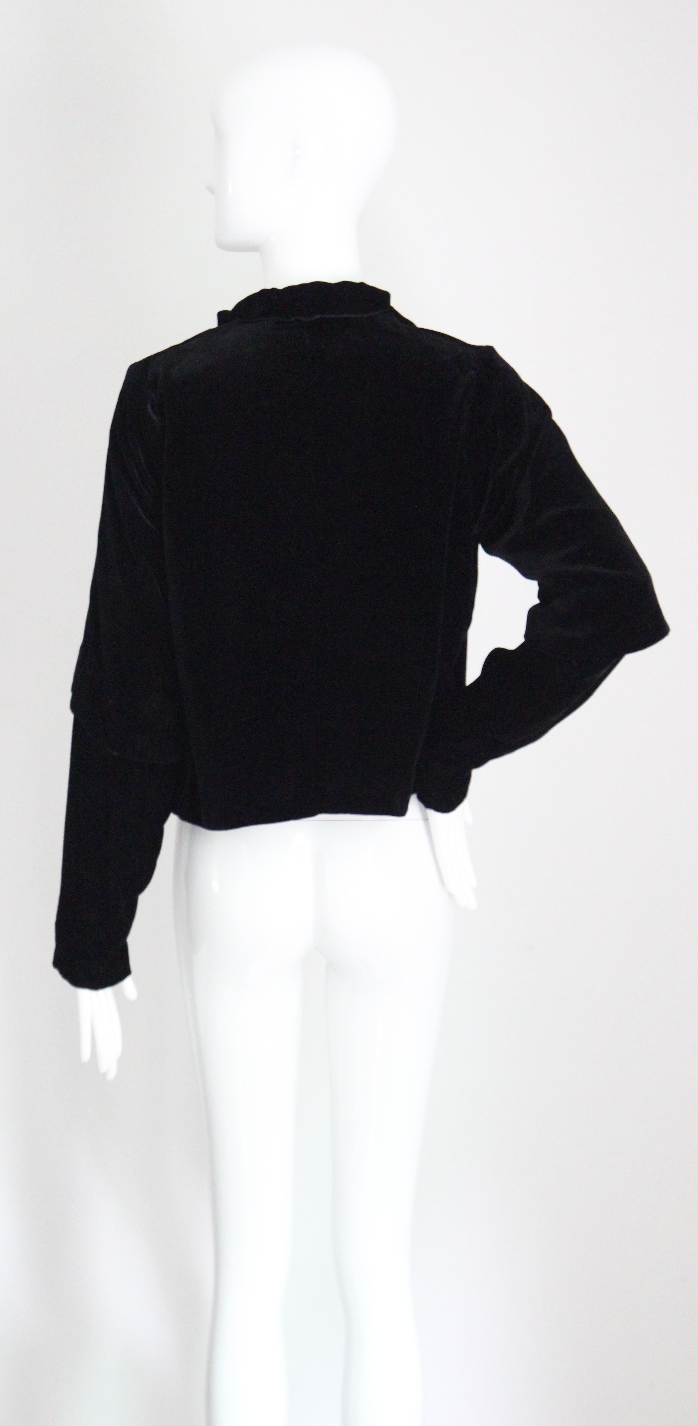 Vintage 1930's black velvet jacket vintage rhinestone jacket UK 10-12 US 6-8 en vente 3