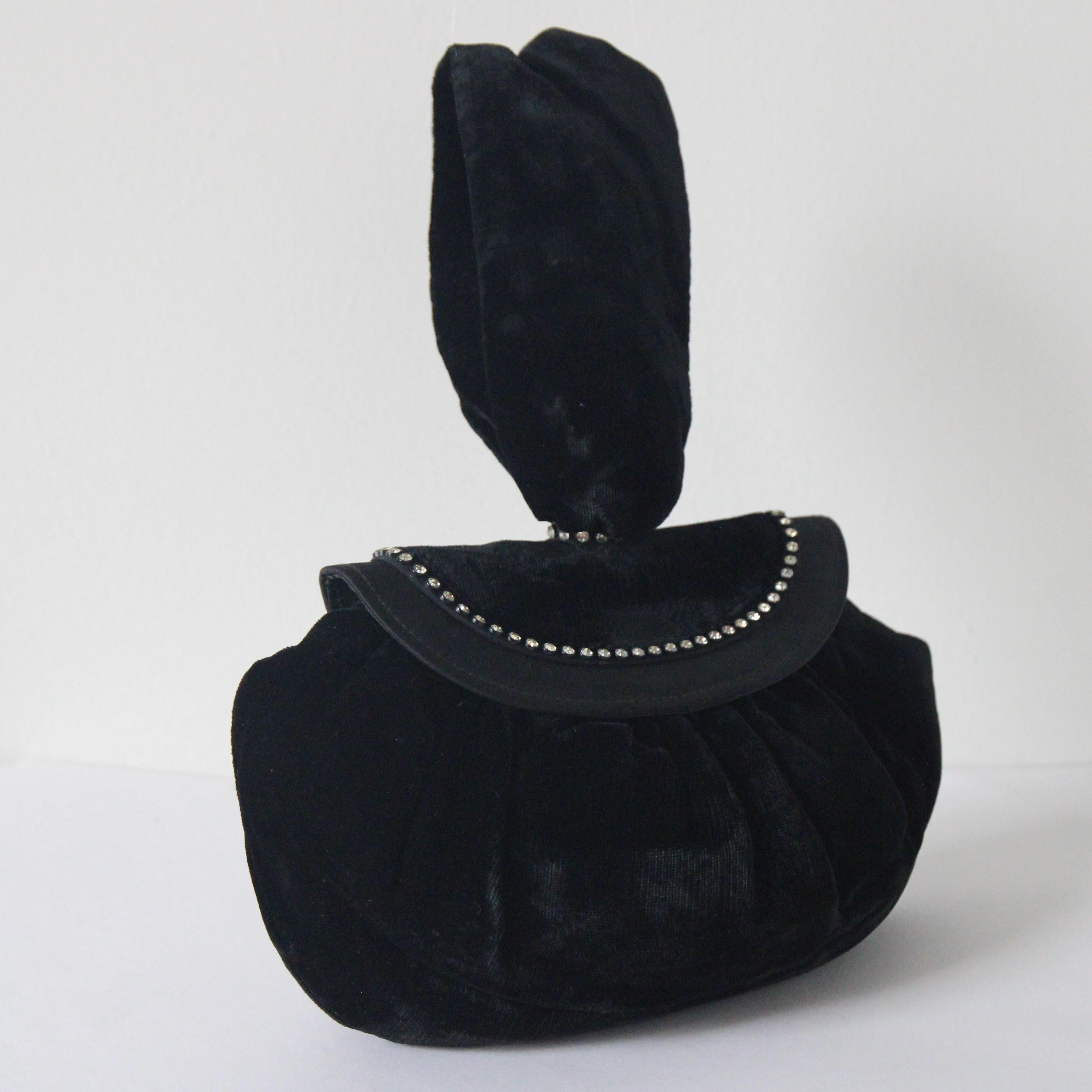 Noir Vintage 1930's Black Velvet Rhinestone Wristlet Bag 1930s Art Deco Evening Bag en vente