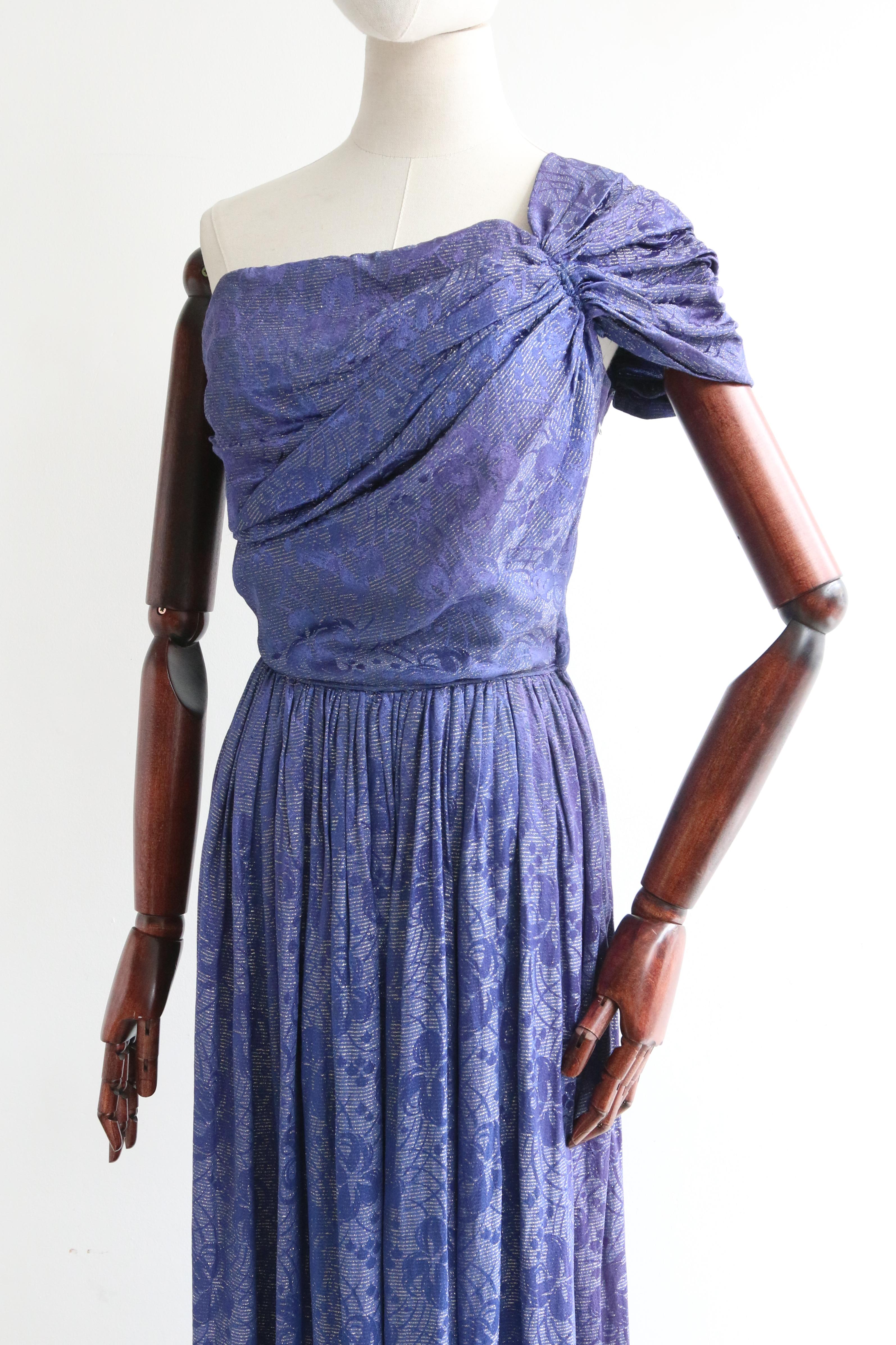 Vestido de noche de seda azul floral de lamé plateado vintage de los años 30 vestido de un hombro UK 8 en venta 1
