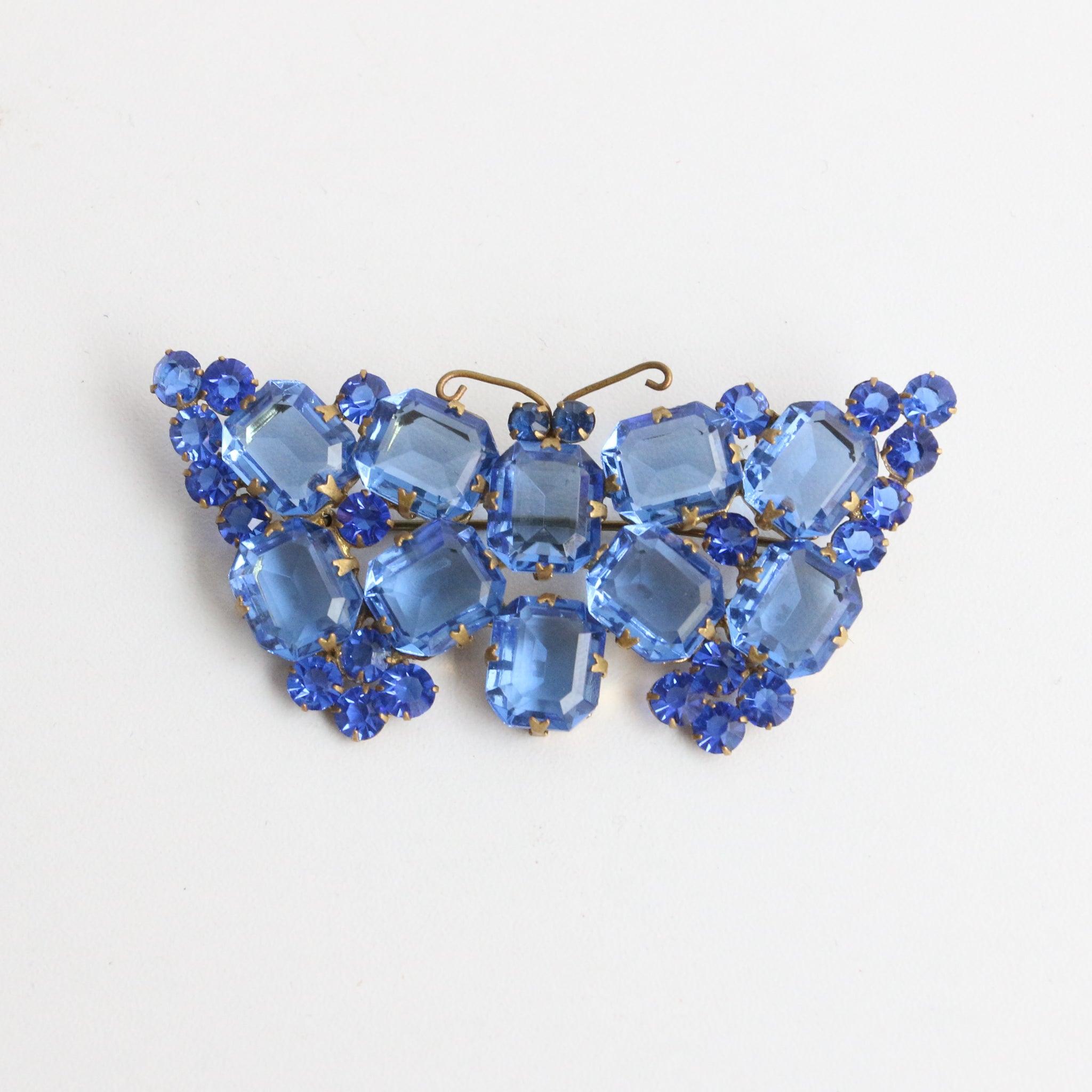 Cette broche en strass bleu des années 1930, montée sur une base en métal de couleur laiton et sertie de griffes, est la touche finale parfaite pour votre tenue.

Longueur : 3 pouces

Largeur : 1.9 pouces

Matière : métal, strass en verre

Condit :