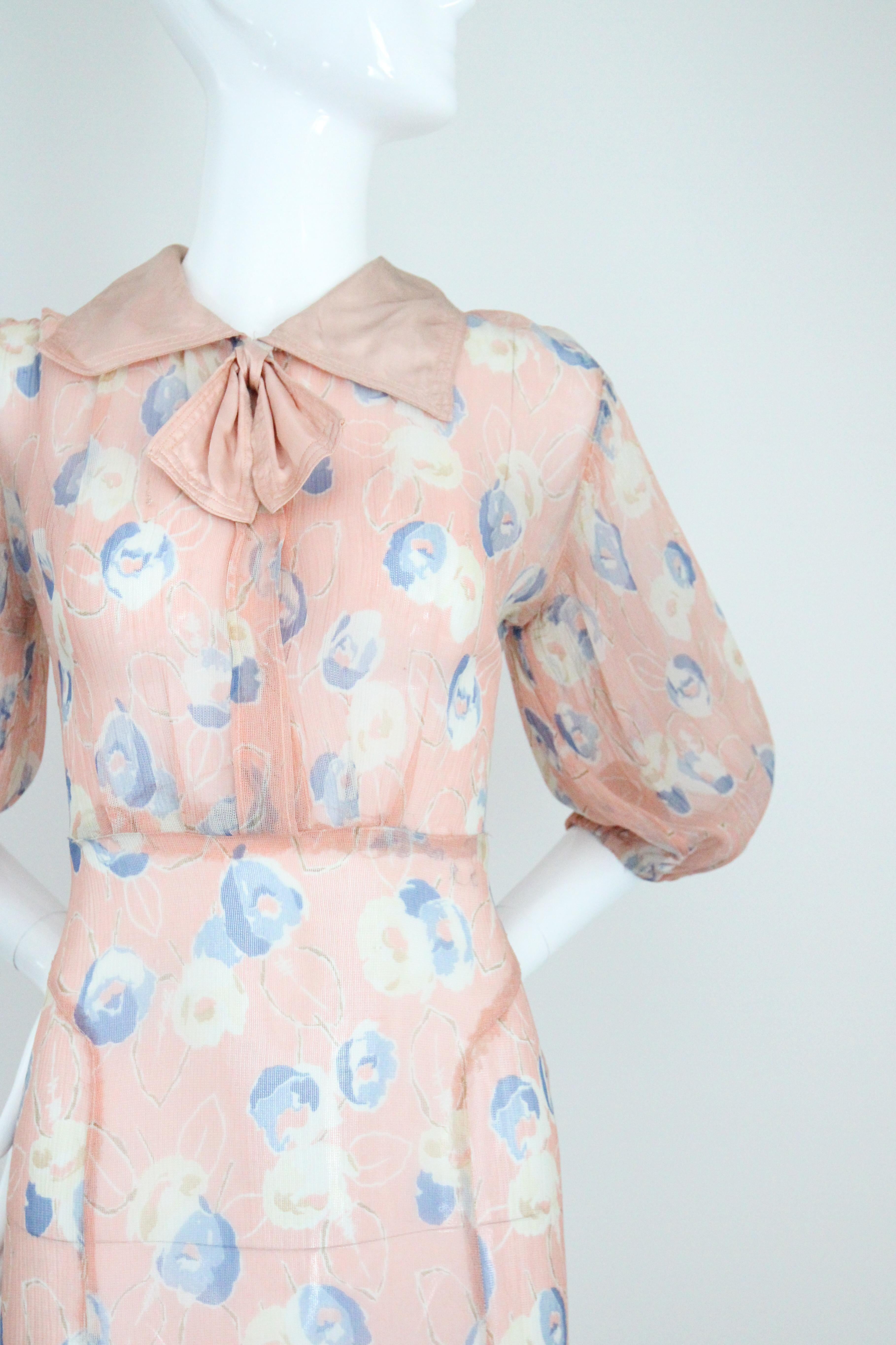 Vintage 1930's Blush Pink Blue Floral Day Dress Bow 1930s Rayon Dress UK 8 US 4 In Good Condition For Sale In Cheltenham, GB