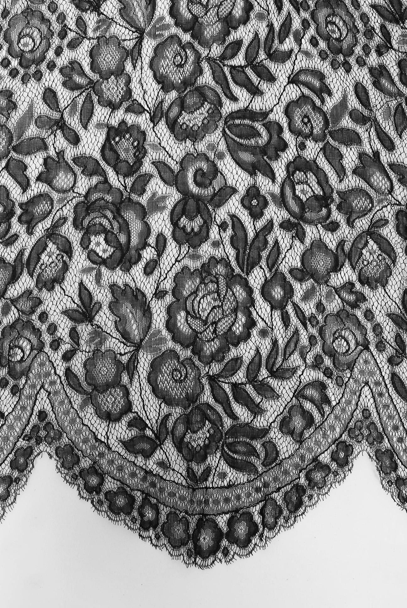 Vintage 1930's BONWIT TELLER Couture Schwarzes Kleid mit Spitzenapplikationen und Schrägschnitt im Angebot 6
