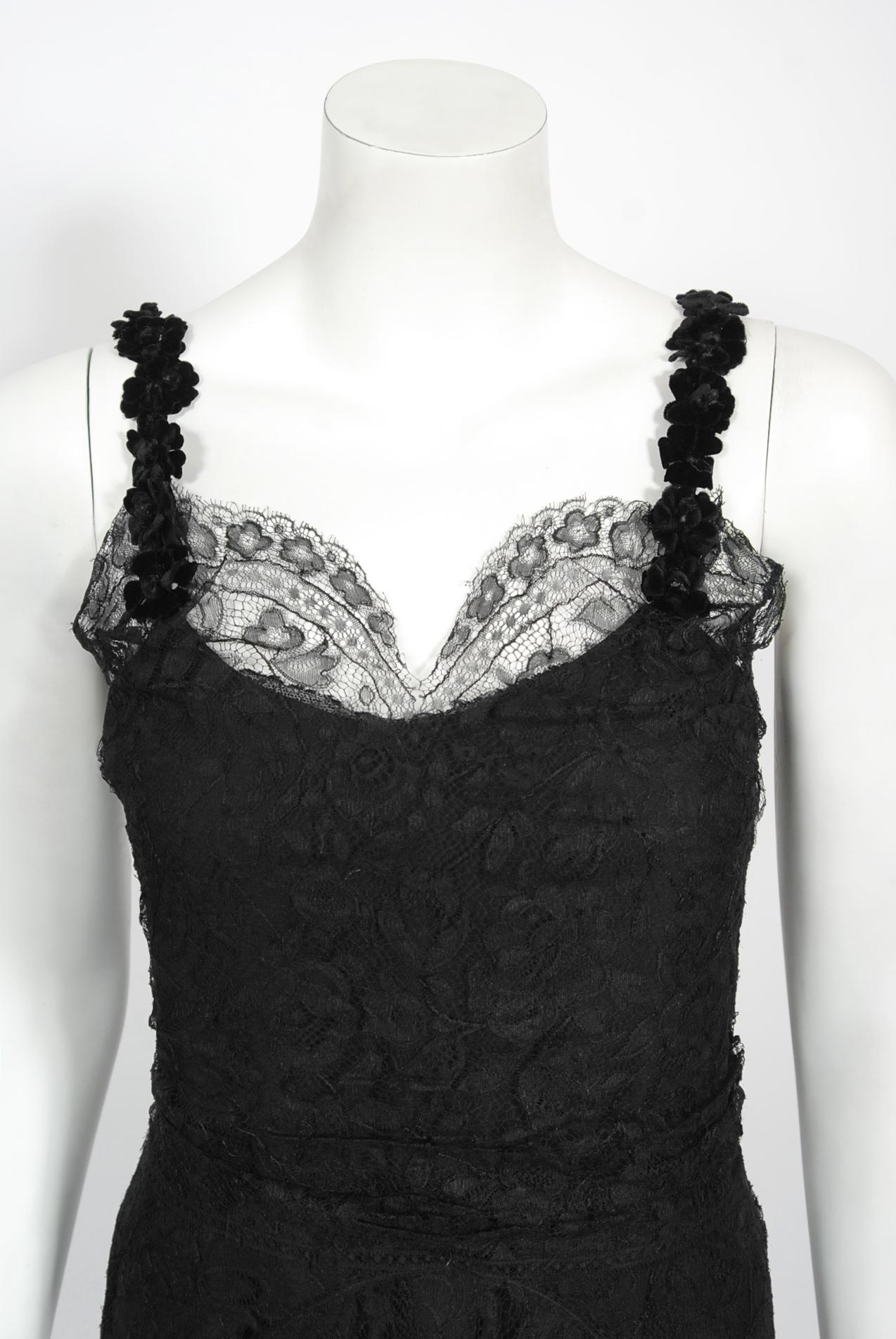 Vintage 1930's BONWIT TELLER Couture Schwarzes Kleid mit Spitzenapplikationen und Schrägschnitt im Zustand „Gut“ im Angebot in Beverly Hills, CA