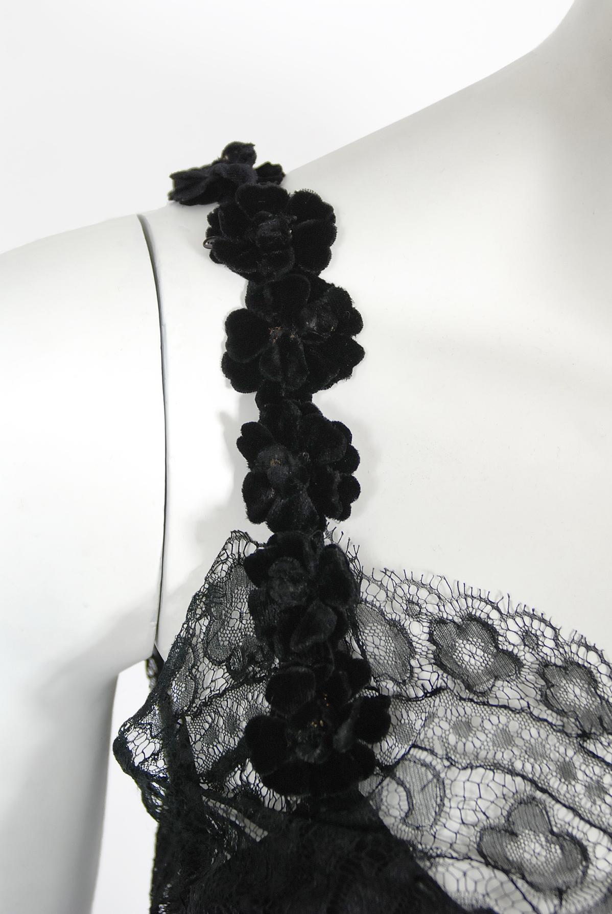 Vintage 1930's BONWIT TELLER Couture Schwarzes Kleid mit Spitzenapplikationen und Schrägschnitt Damen im Angebot