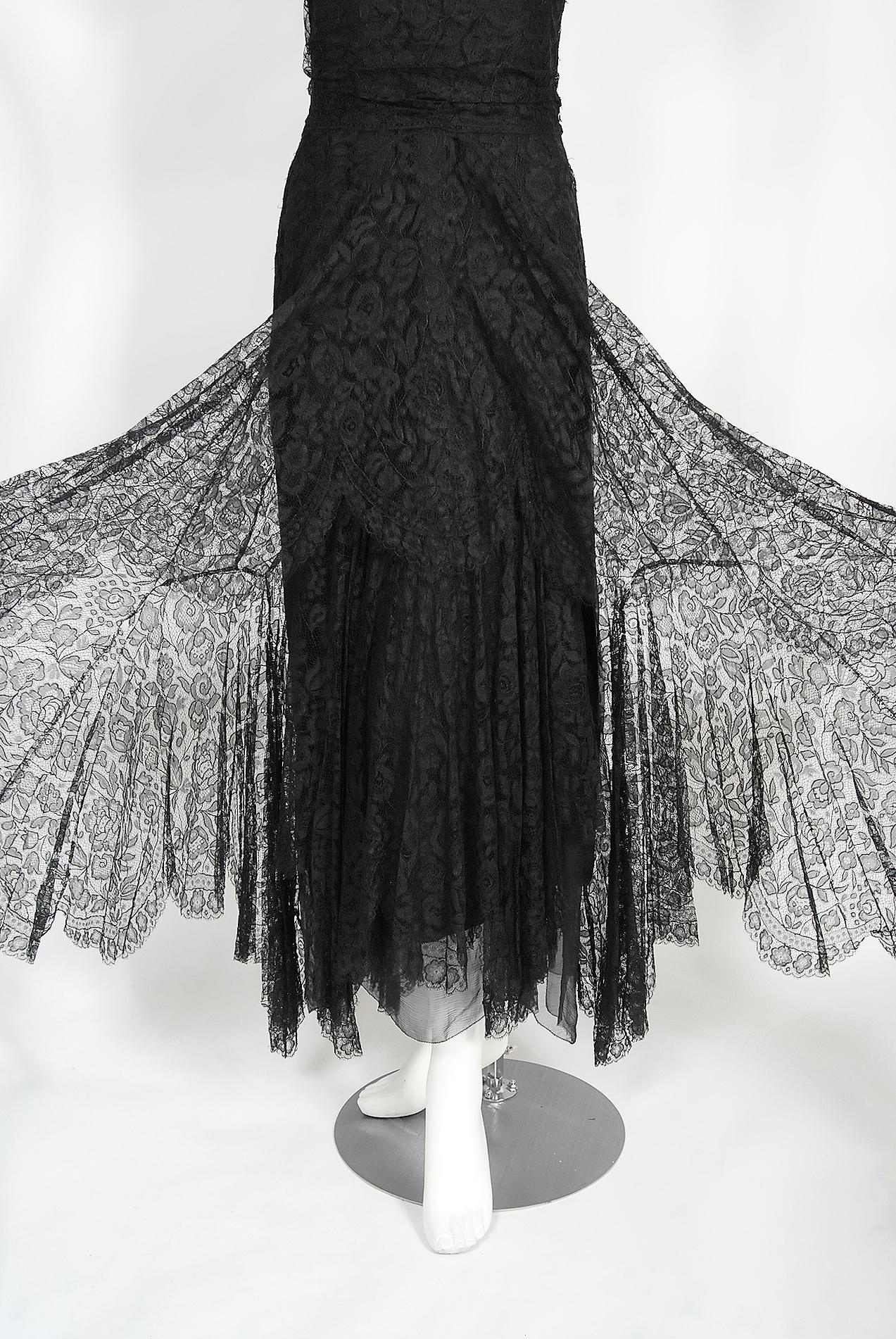 Vintage 1930's BONWIT TELLER Couture Schwarzes Kleid mit Spitzenapplikationen und Schrägschnitt im Angebot 4