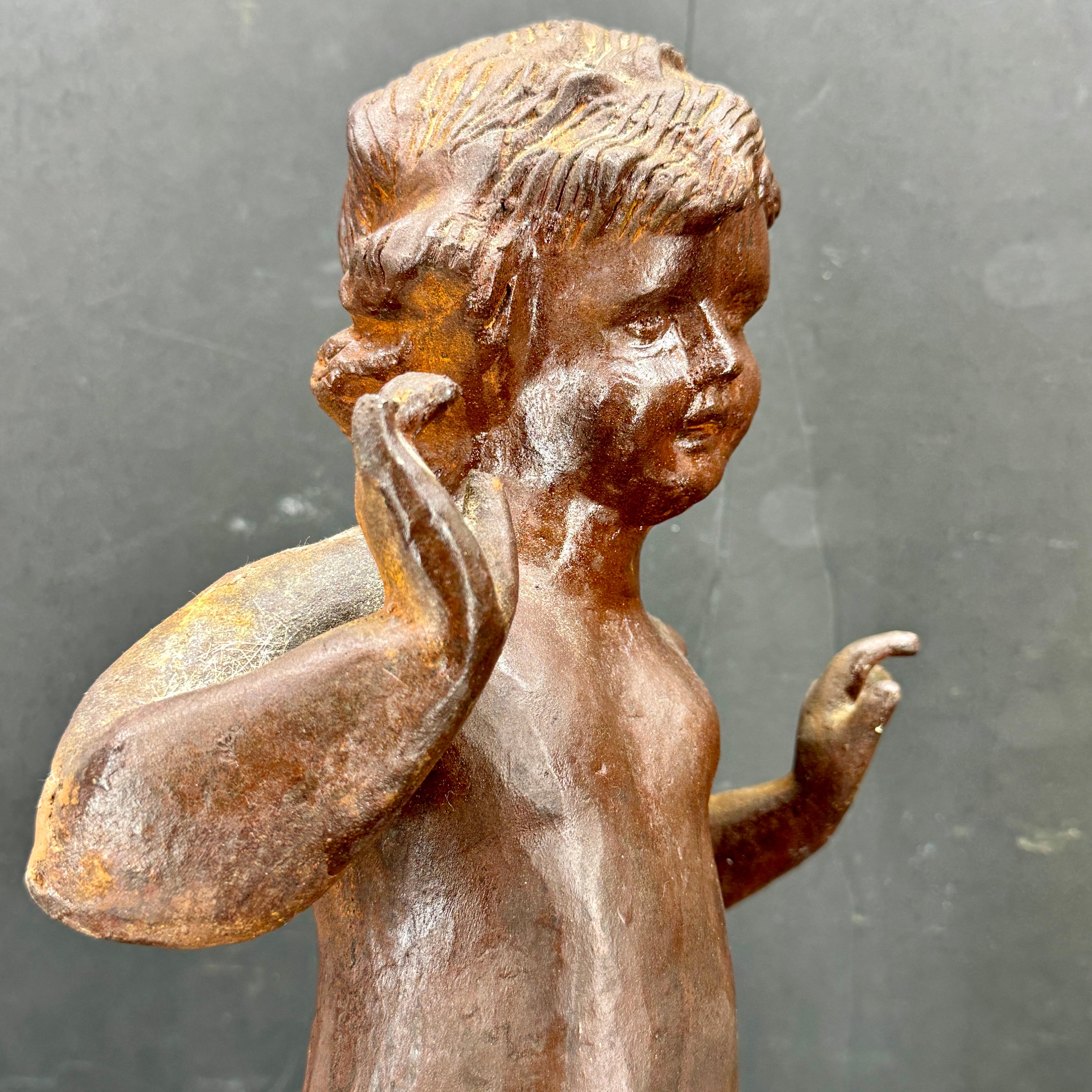 Scultura in ghisa d'epoca 1930 Boy Cherub Putti in vendita 6