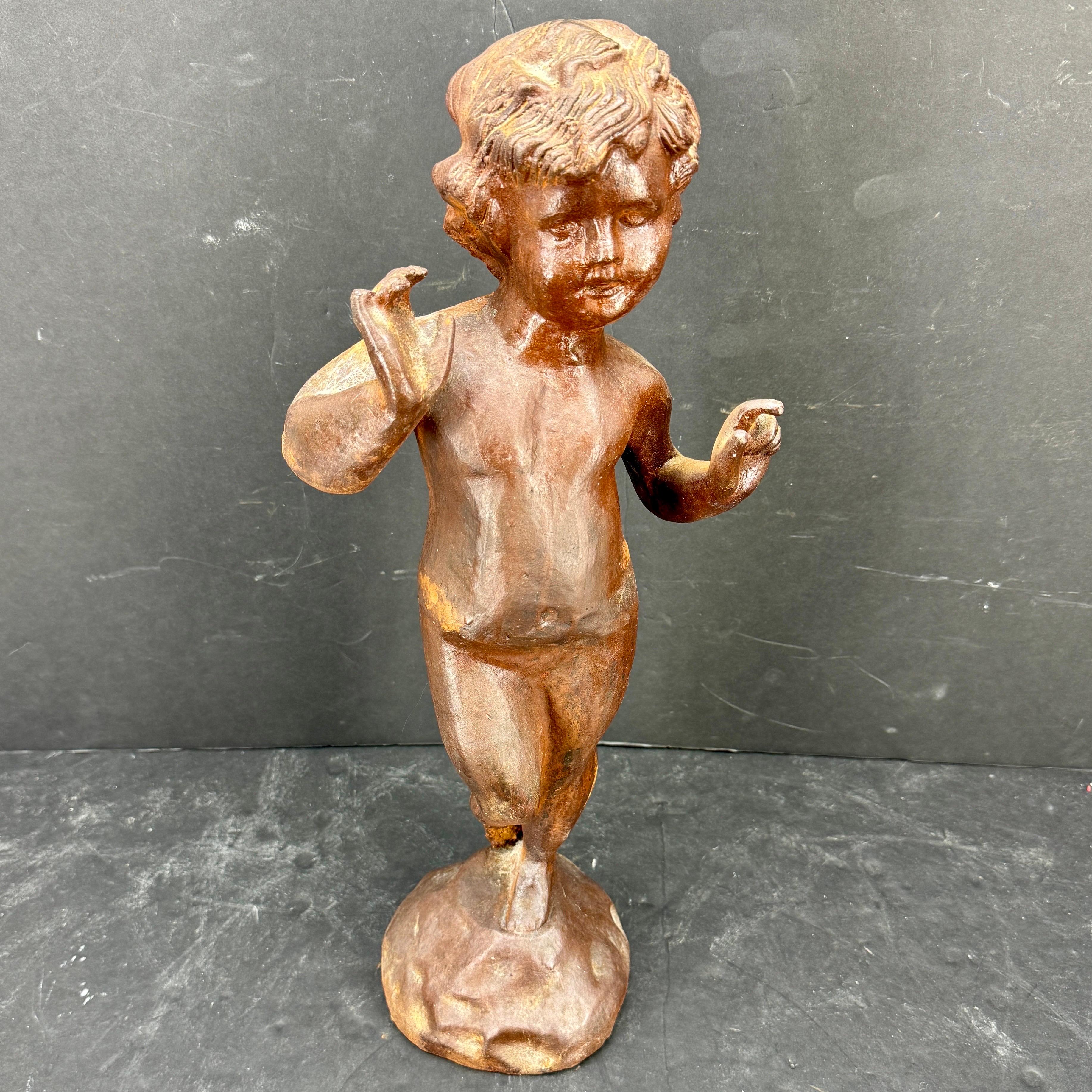 Puttanella decorativa in ferro di grande carattere e fascino, che ha mantenuto la patina originale. Dettagli intricati nei capelli e nelle mani dei ragazzi. Sarebbe sicuramente un pezzo di grande effetto su una consolle, un tavolino o un tavolino da