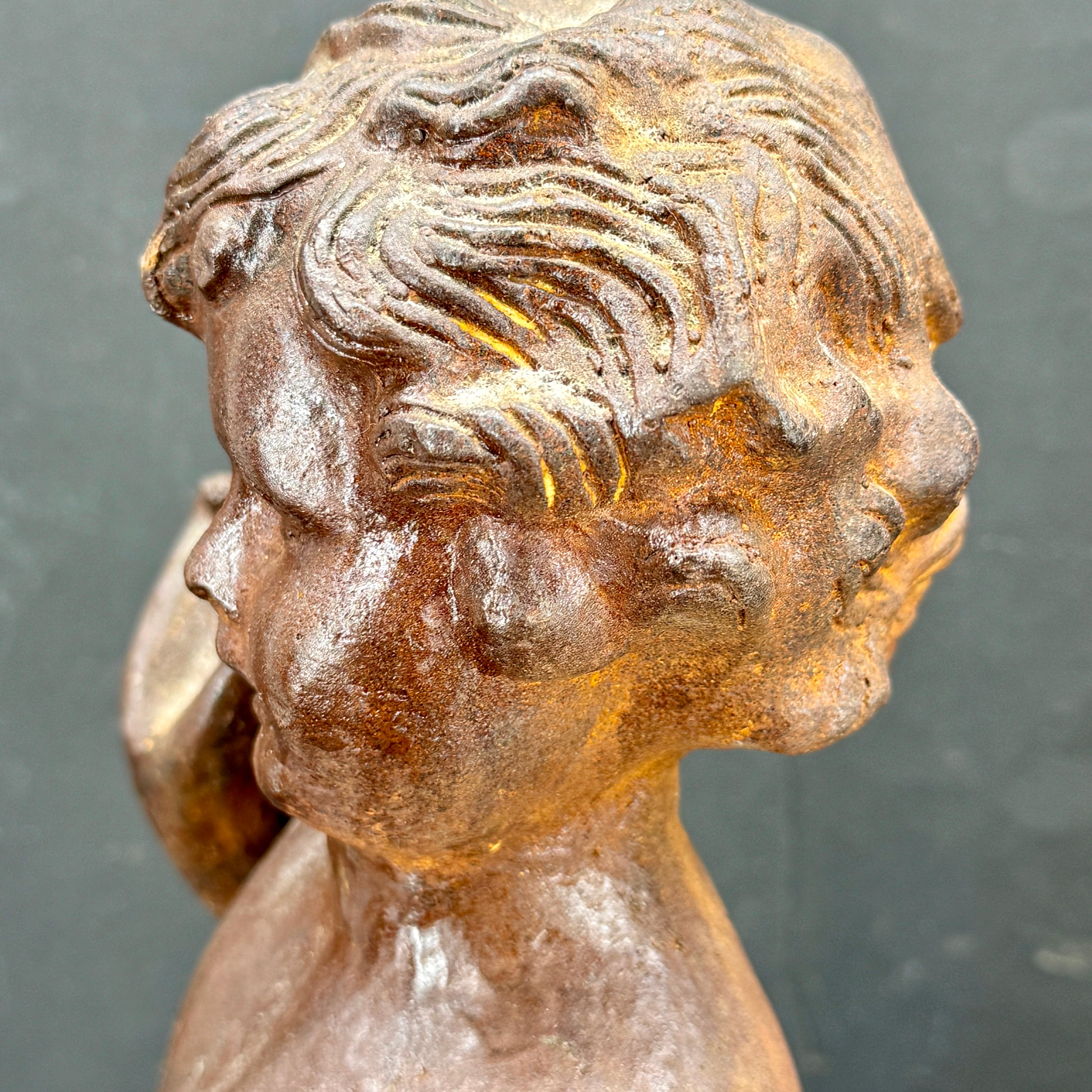 Europeo Scultura in ghisa d'epoca 1930 Boy Cherub Putti in vendita