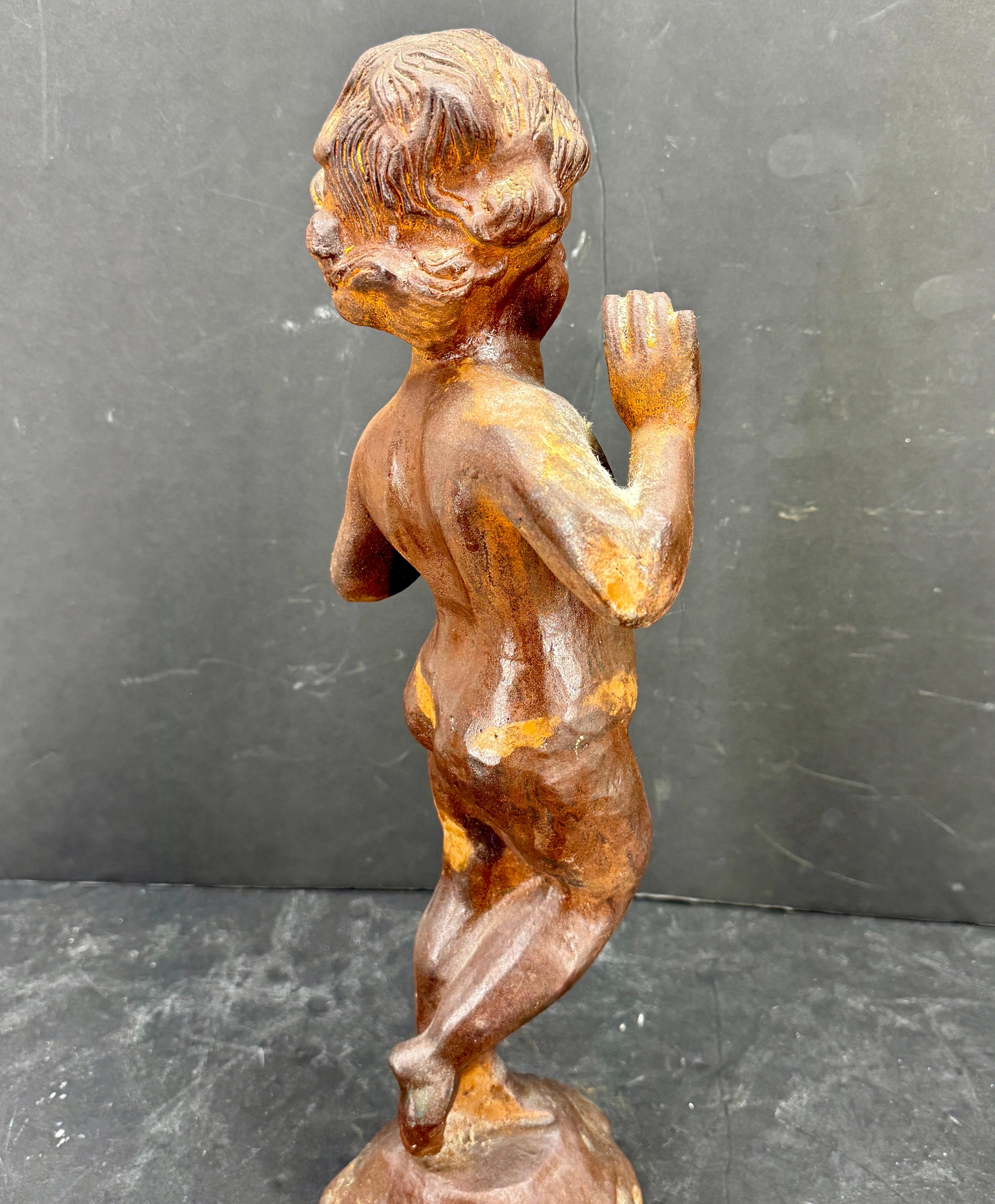 Ferro Scultura in ghisa d'epoca 1930 Boy Cherub Putti in vendita