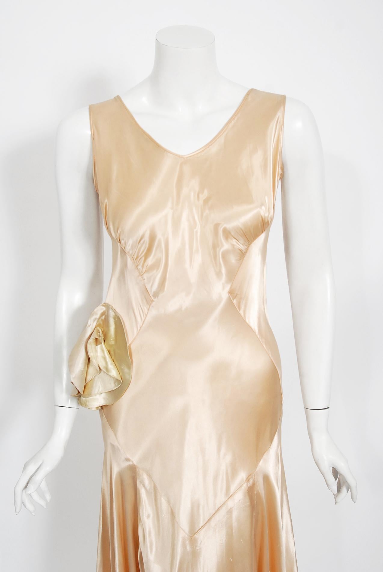 Ein atemberaubendes, maßgefertigtes champagnerfarbenes Seidensatin-Kleid aus der glamourösen Old Hollywood-Ära der 1930er Jahre. Es gibt so viele Details, dass man merkt, dass dieses Meisterwerk mit viel Liebe und Sorgfalt hergestellt wurde. Das