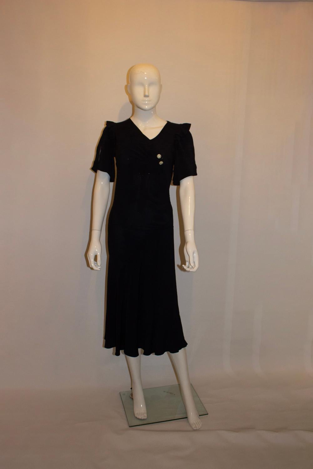 Ein sehr hübsches und schickes Vintage-Kreppkleid mit wunderschöner Schnittführung. Das Kleid ist aus einem blauen Kreppstoff  mit Zierknöpfen und Rüsche an der Schulter. Es hat einen V-Ausschnitt und einen seitlichen Haken- und Ösenverschluss - ein