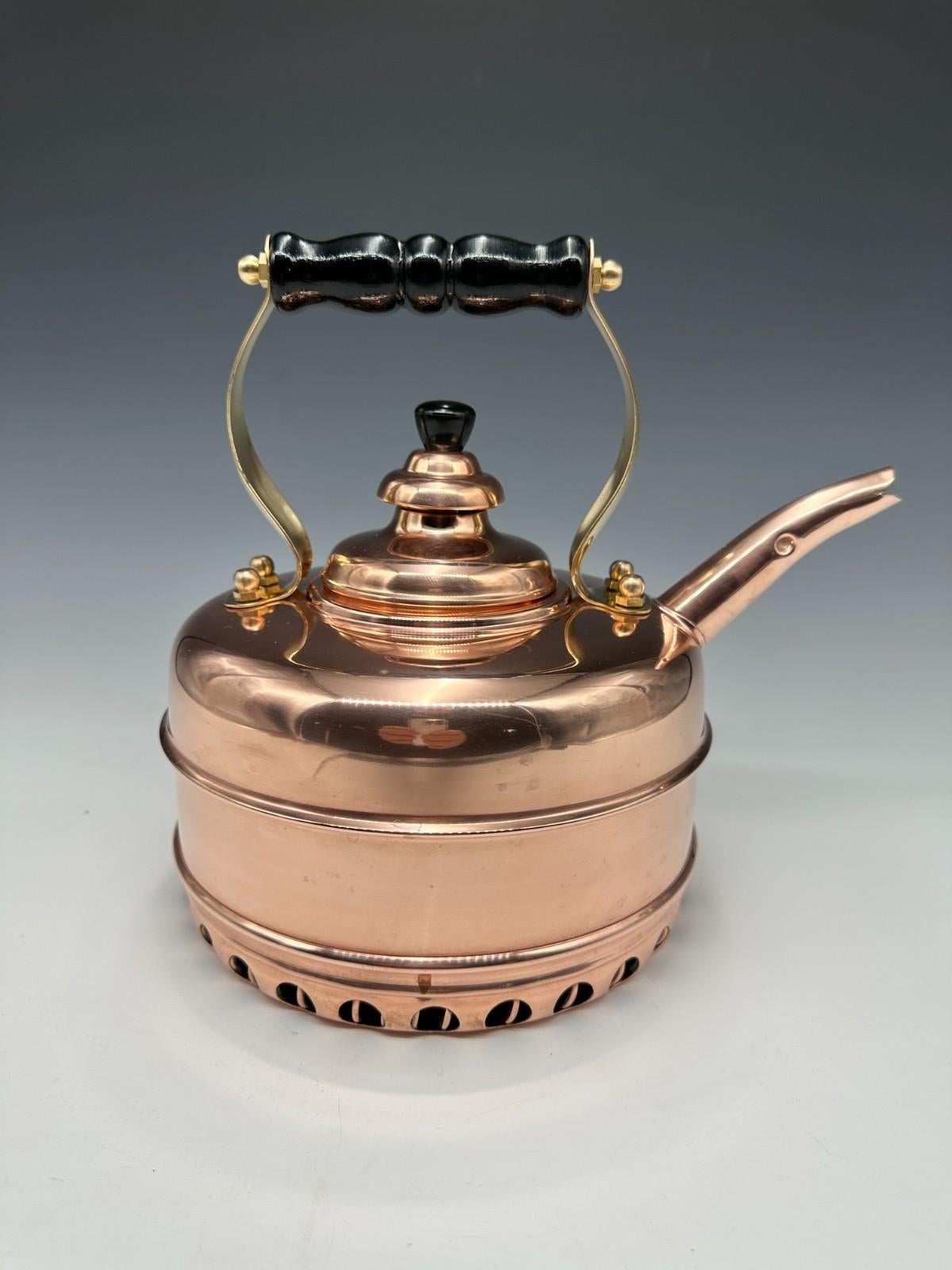 Cette belle bouilloire vintage en cuivre massif Simplex, fabriquée en Angleterre vers 1933, incarne le design et l'ingénierie emblématiques qui ont fait de Simplex l'un des fabricants britanniques les plus respectés d'articles ménagers en cuivre.