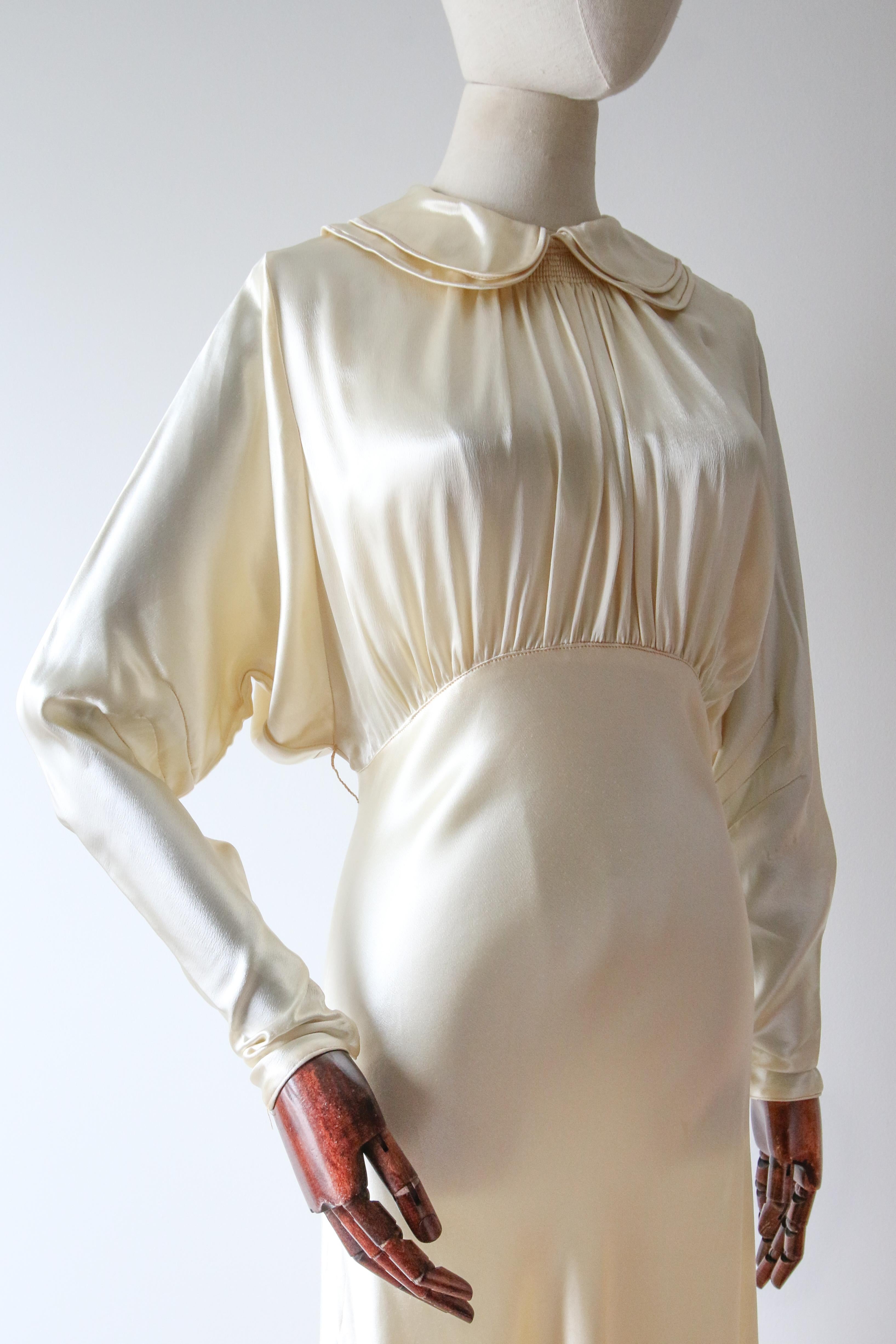 Robe en satin crème des années 1930, coupe en biscuit, boutons et strass, taille UK 10 US 6 en vente 3