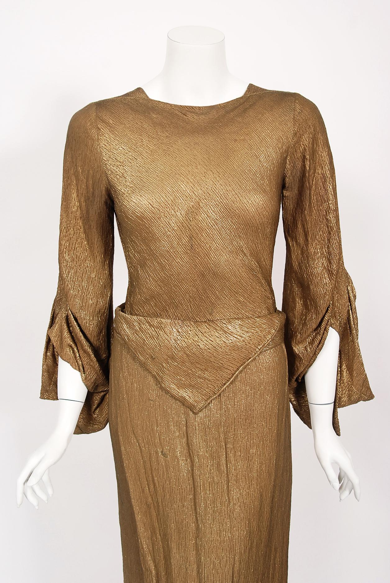 Ein wahrhaft atemberaubendes und luxuriöses, schräg geschnittenes Kleid aus dem Londoner Nobelkaufhaus Debenham & Freebody aus der Mitte der 1930er Jahre mit goldschimmerndem Lamé. Dieses besondere Kaufhaus wurde das erste von über 60 landesweit.